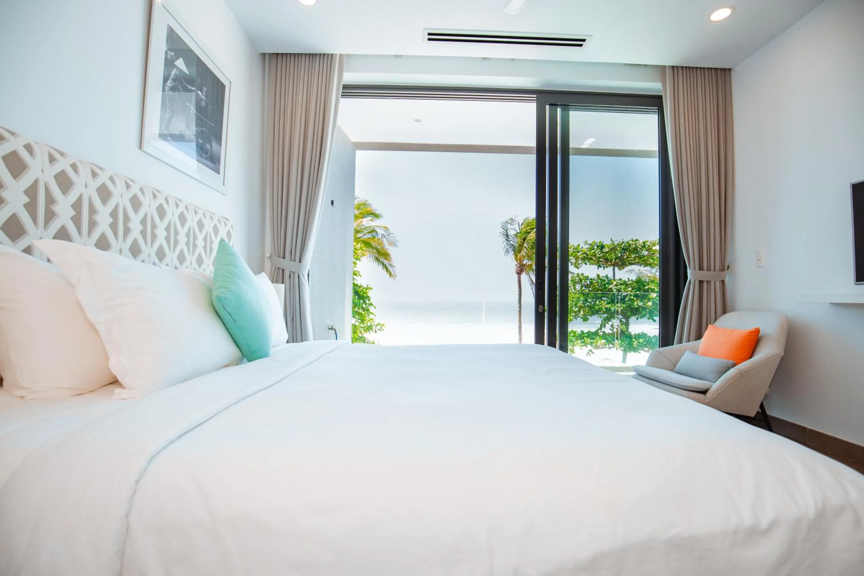 Bed in Beachfront 4 Bedrooms private pool villa Sanctuary Ho Tram resort