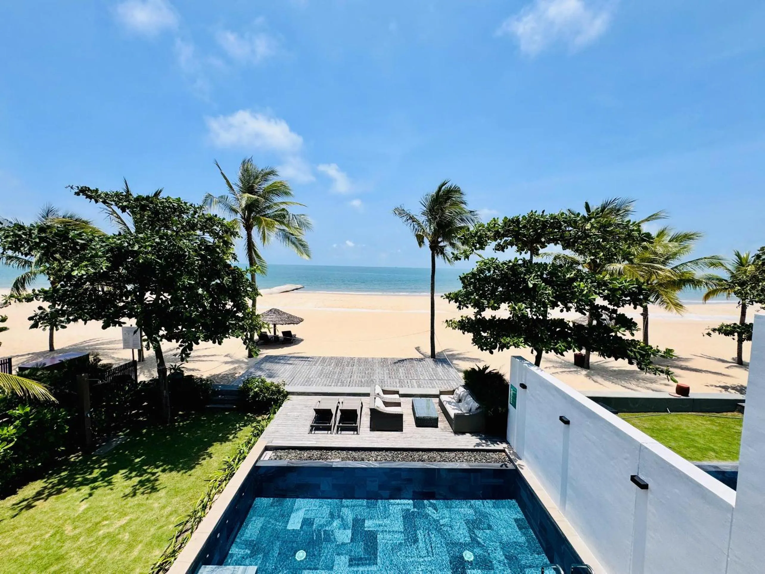 Beachfront 4 Bedrooms private pool villa Sanctuary Ho Tram resort