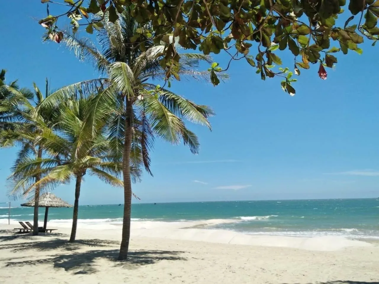 Beachfront 4 Bedrooms private pool villa Sanctuary Ho Tram resort