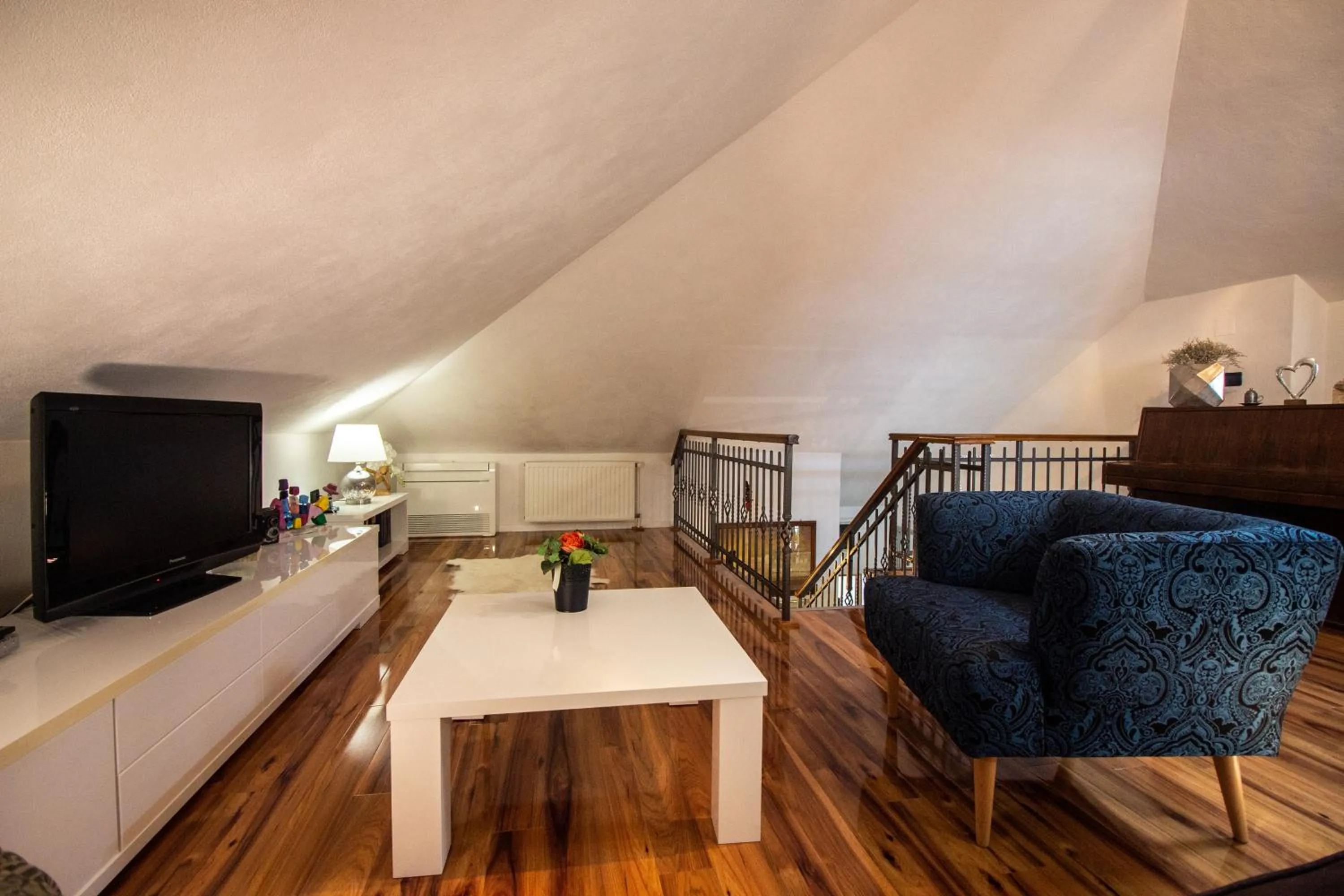 Seating area, Bed in Apartments Satis
