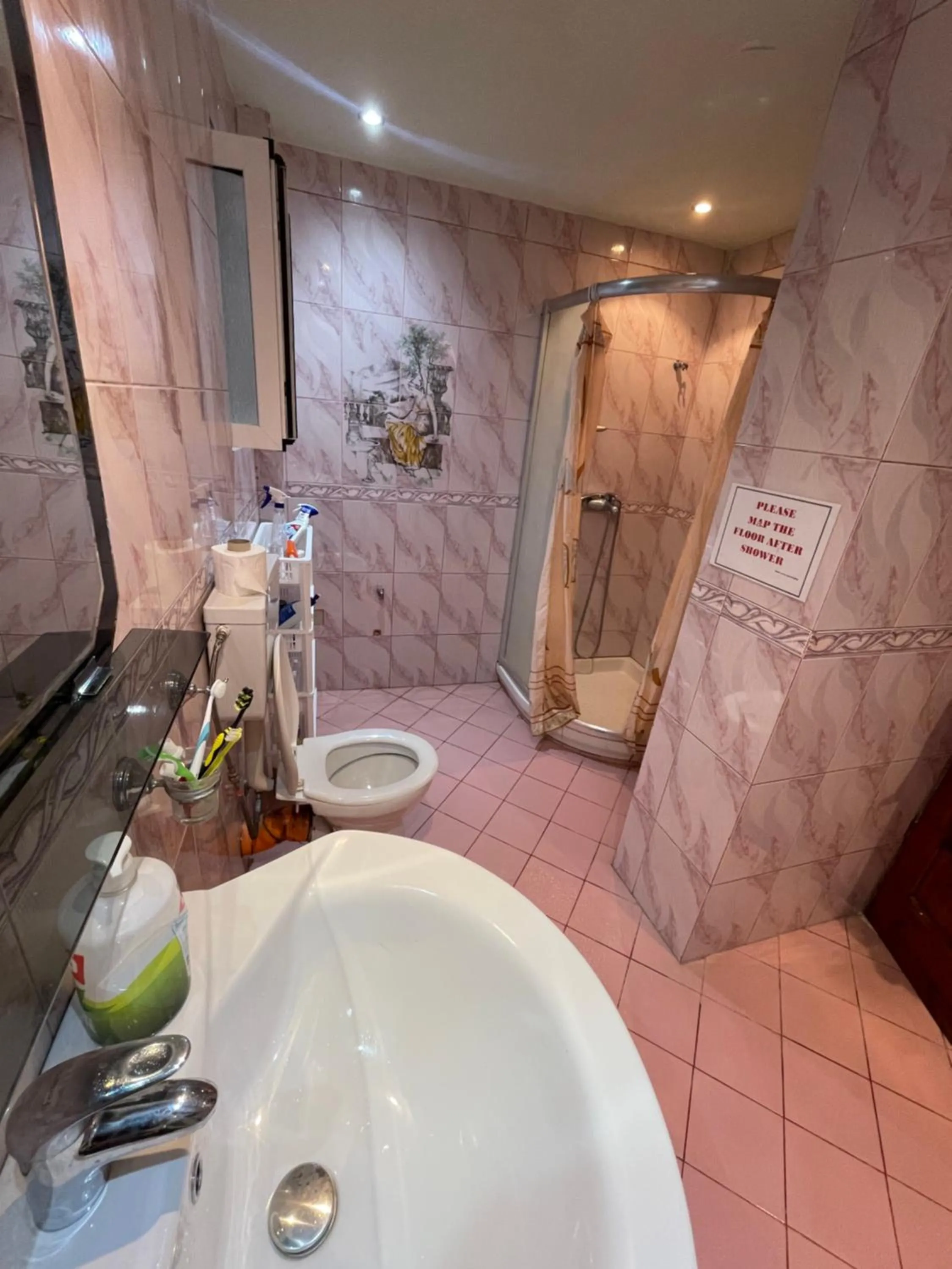 Shower in Vlora Backpackers Hostel & Bar LUNGOMARE