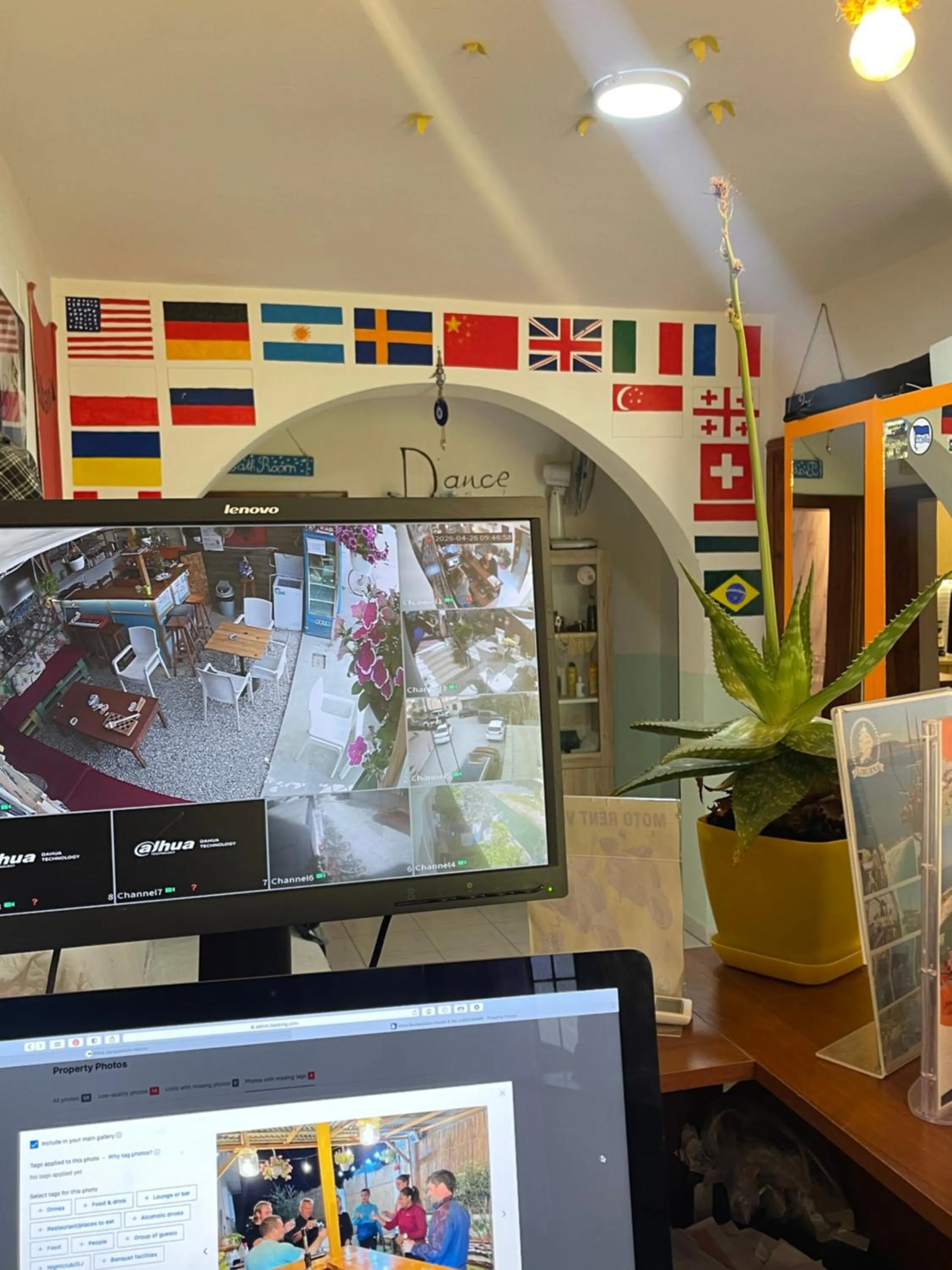 TV and multimedia in Vlora Backpackers Hostel & Bar LUNGOMARE