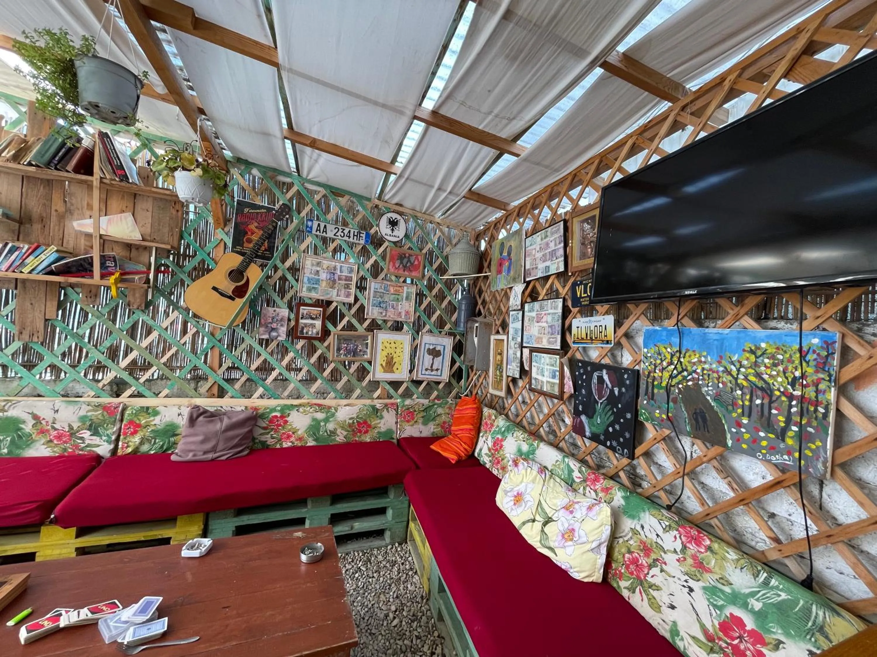 Communal lounge/ TV room in Vlora Backpackers Hostel & Bar LUNGOMARE