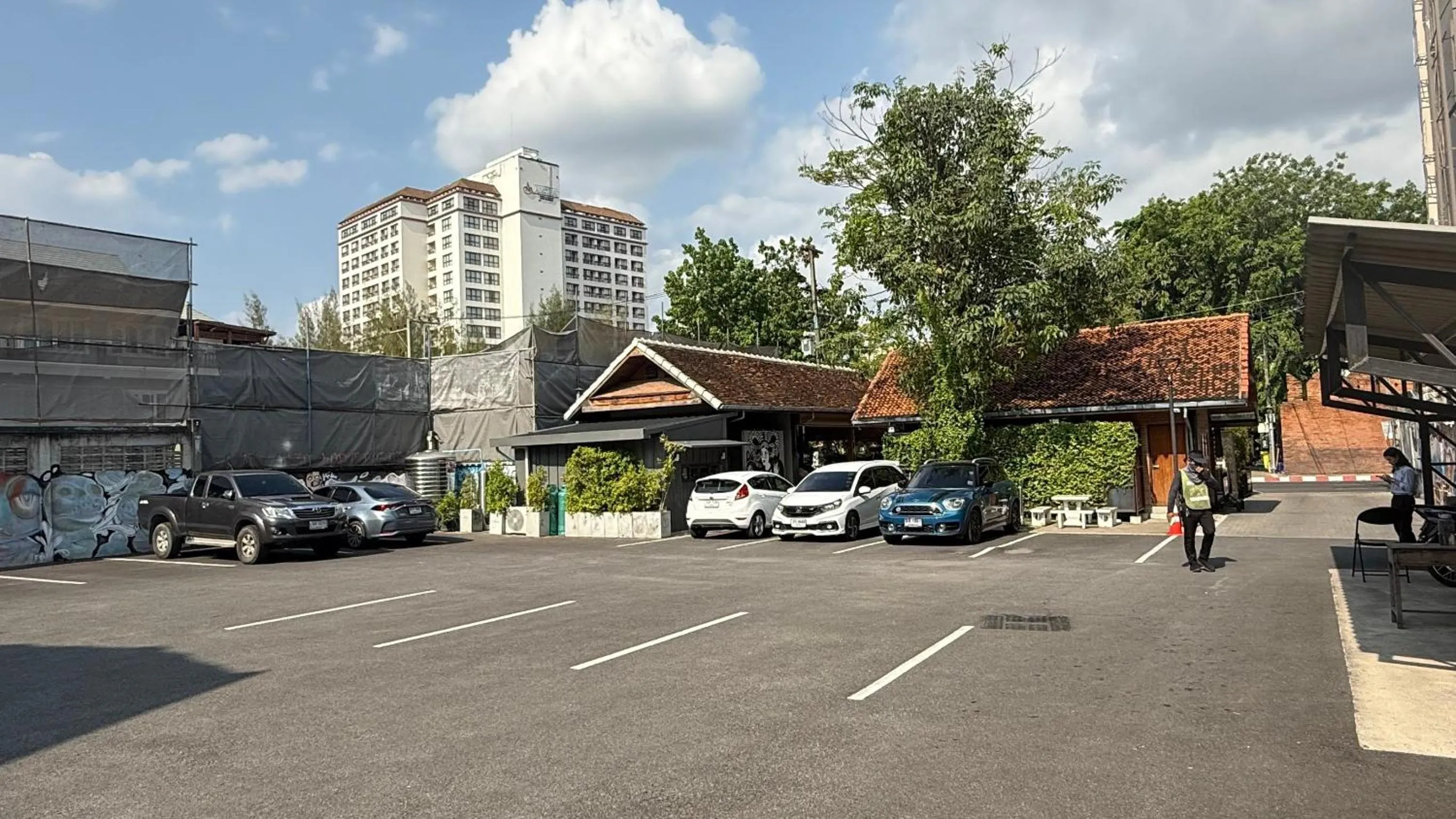 Parking in PE-LA Thapae Boutique Hotel