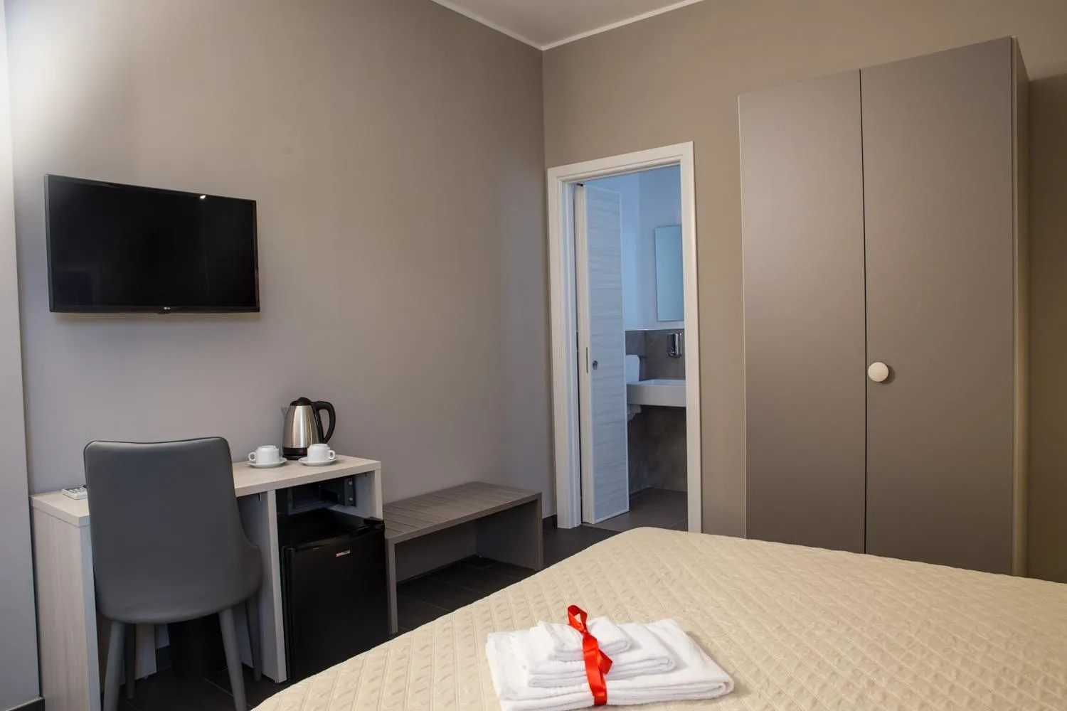 Photo of the whole room, Bed in Bhagya
