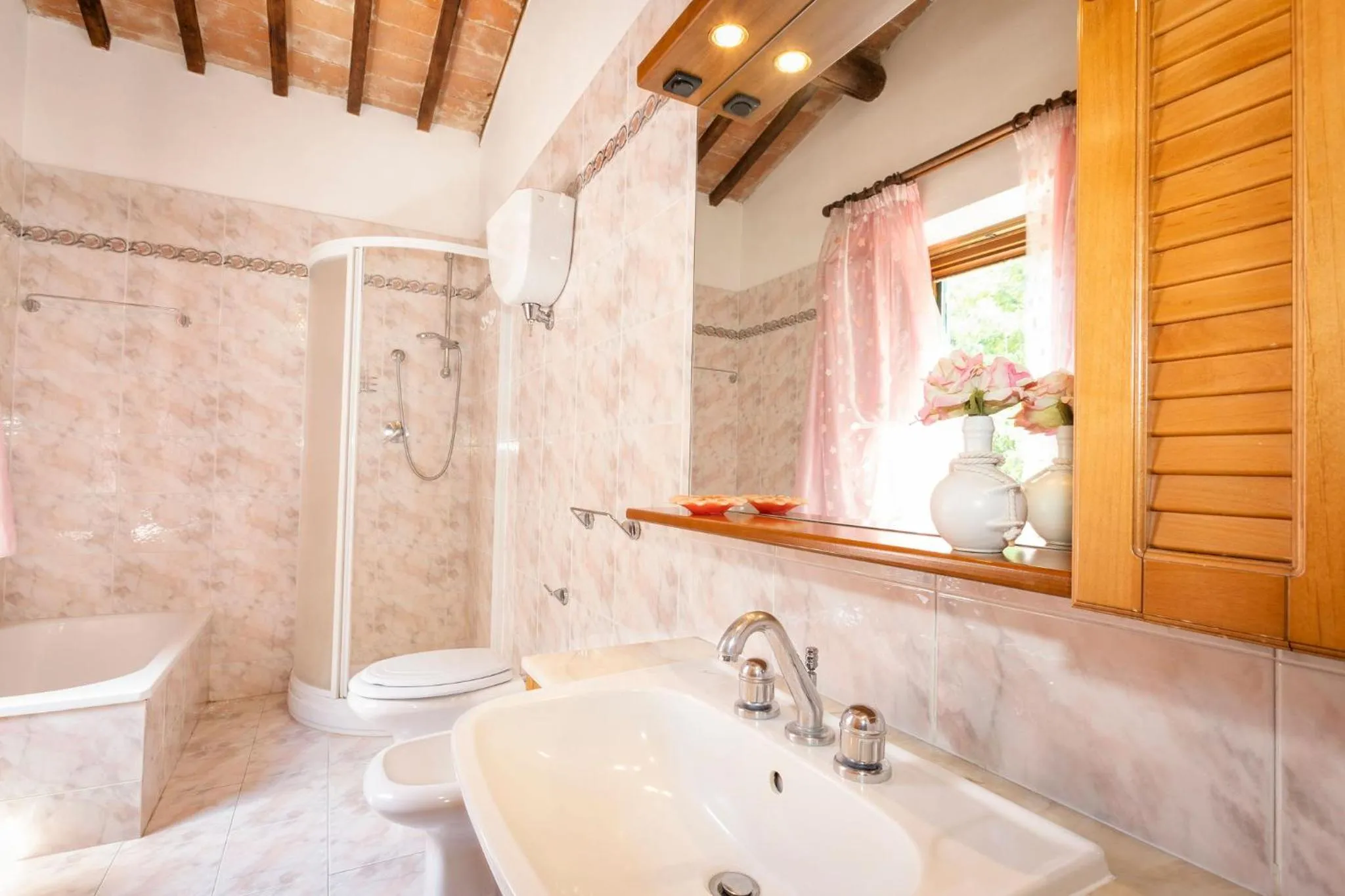 Bathroom in L'Angolino di Martiena, amazing view in Montepulciano