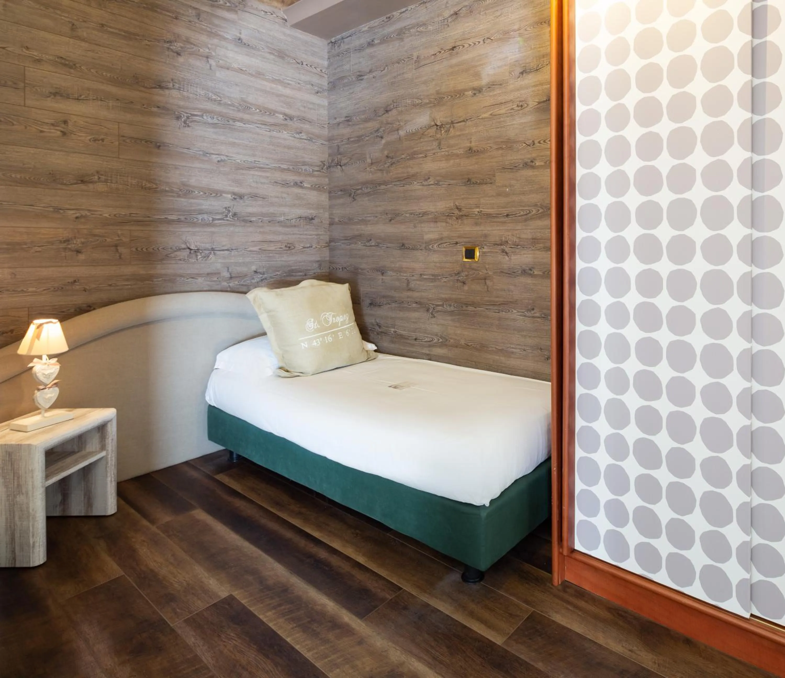 Photo of the whole room, Bed in Best Western Maison B Hotel