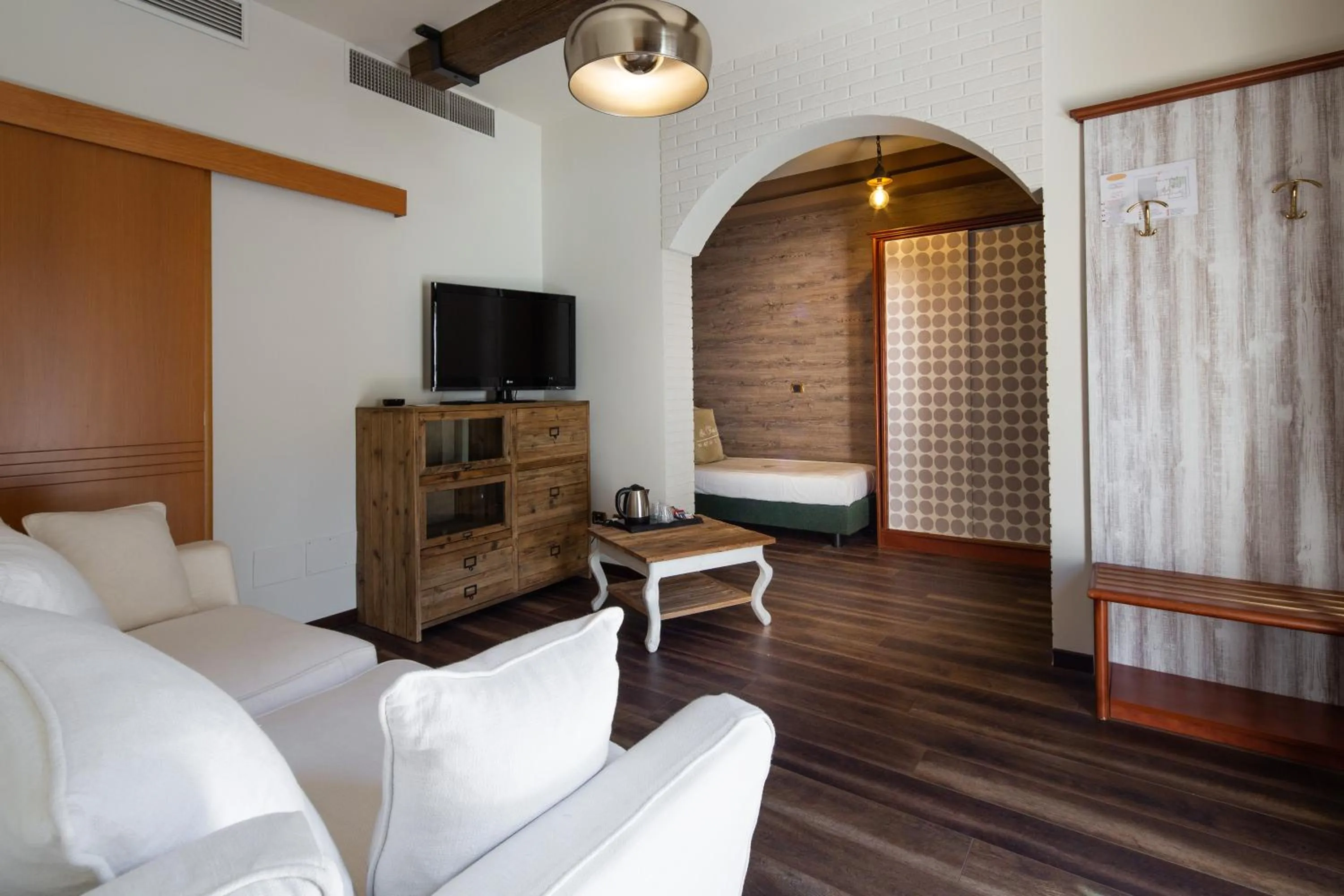 Living room, Bed in Best Western Maison B Hotel