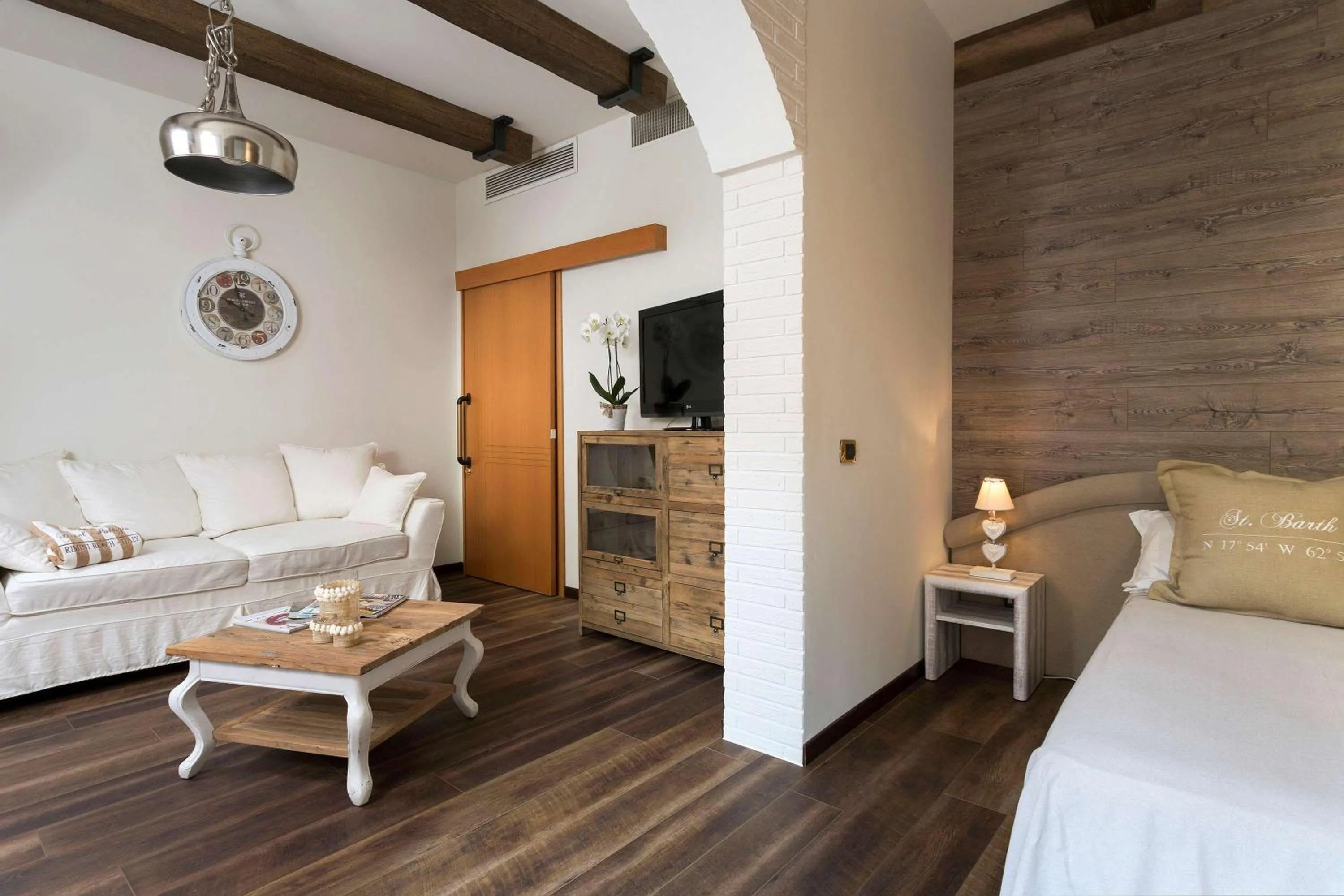 Photo of the whole room, Bed in Best Western Maison B Hotel