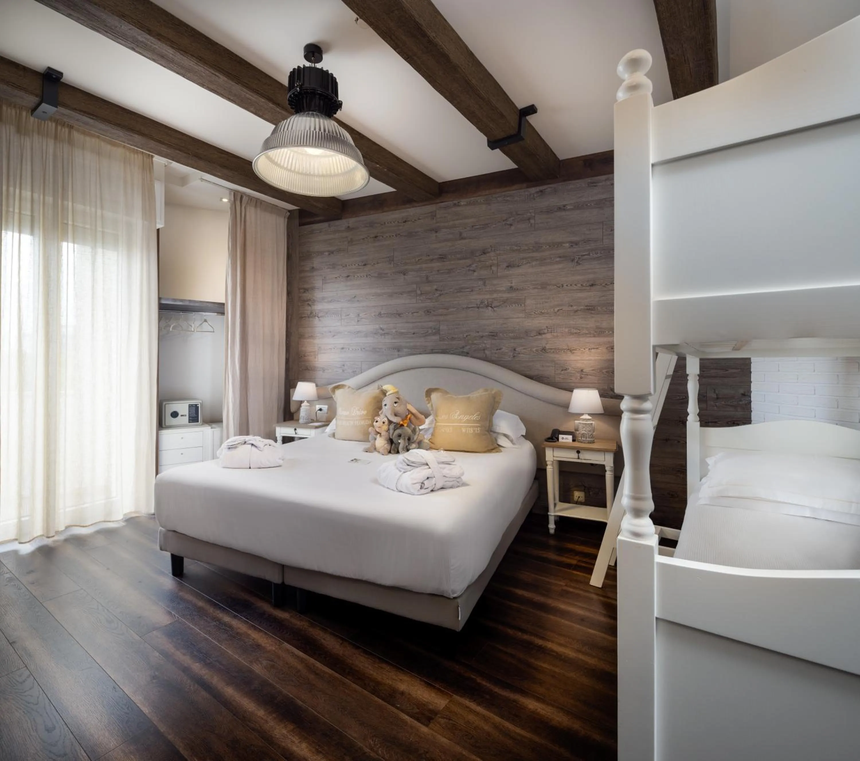 Bed in Best Western Maison B Hotel