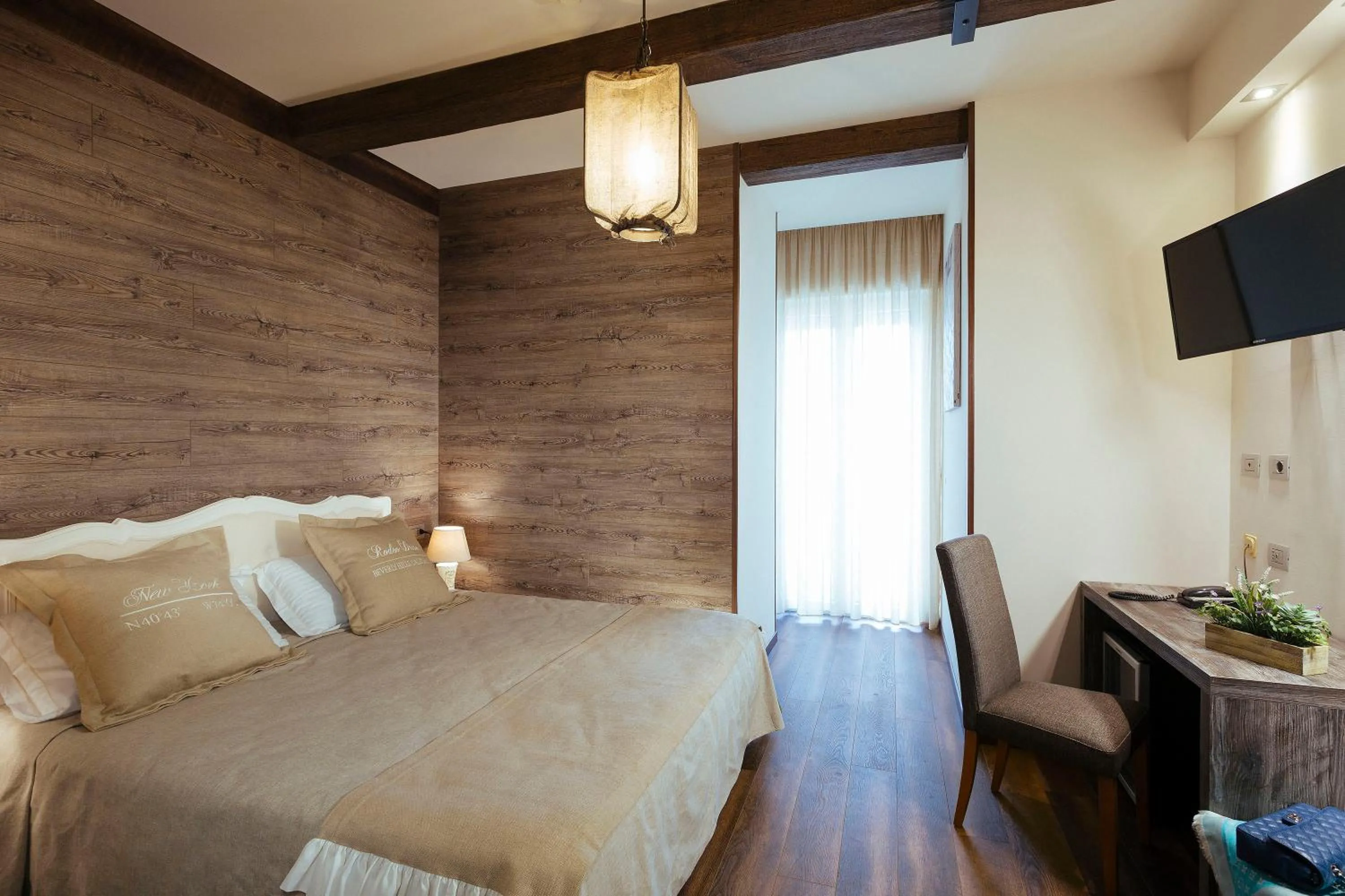 Bed in Best Western Maison B Hotel