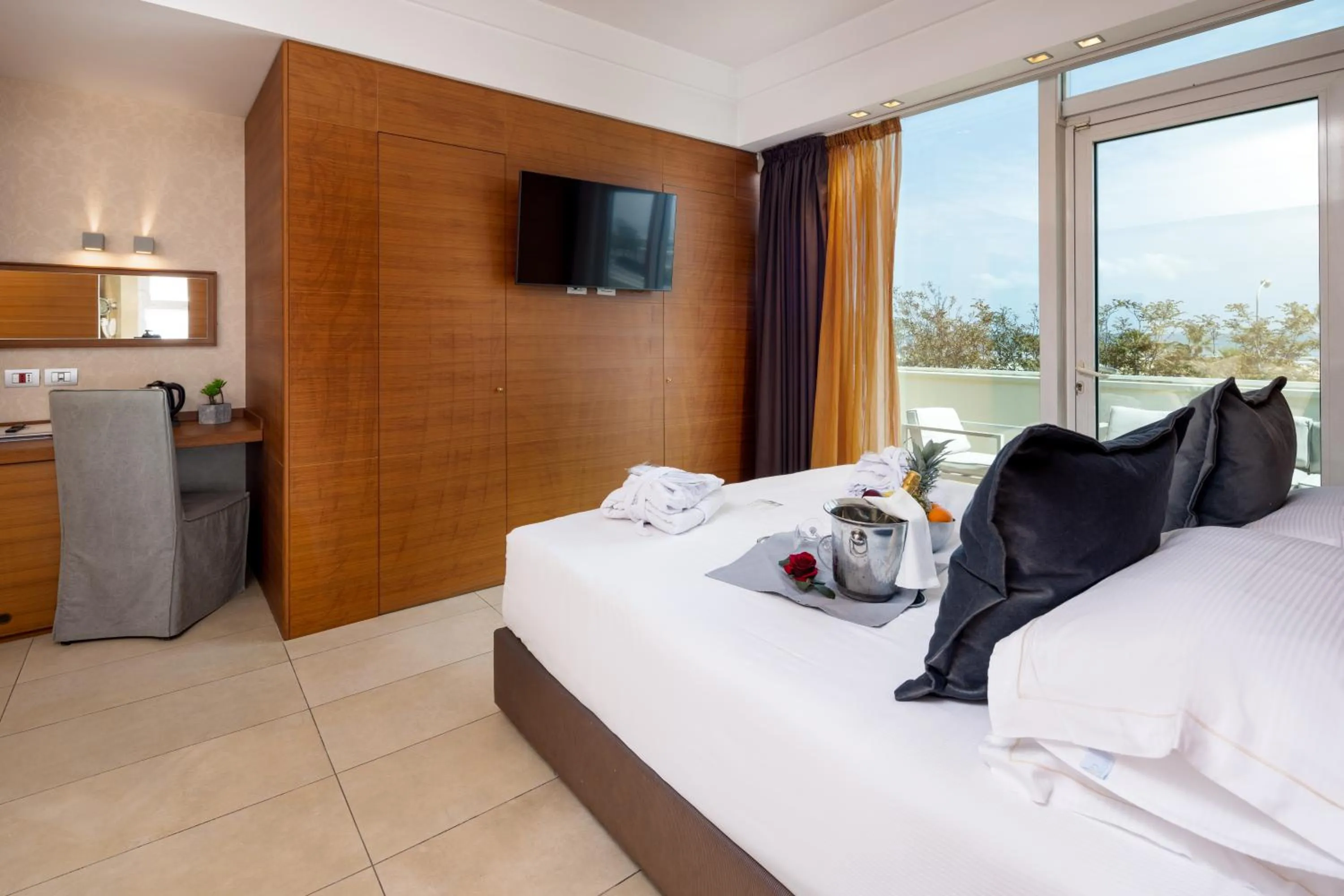 Bed in Best Western Maison B Hotel