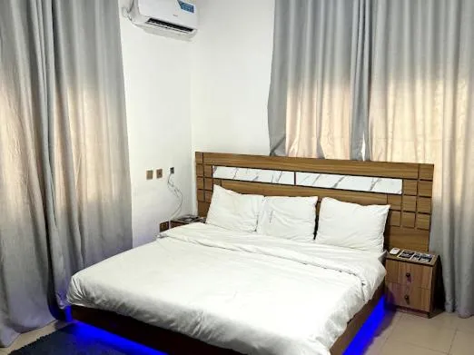 Bed in DEE OS' Hotel