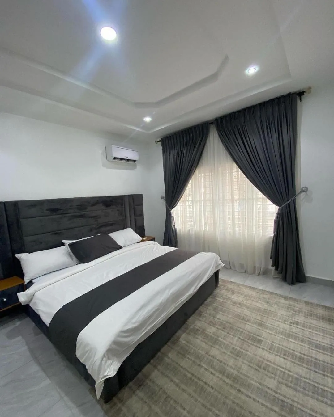 Bed in DEE OS' Hotel