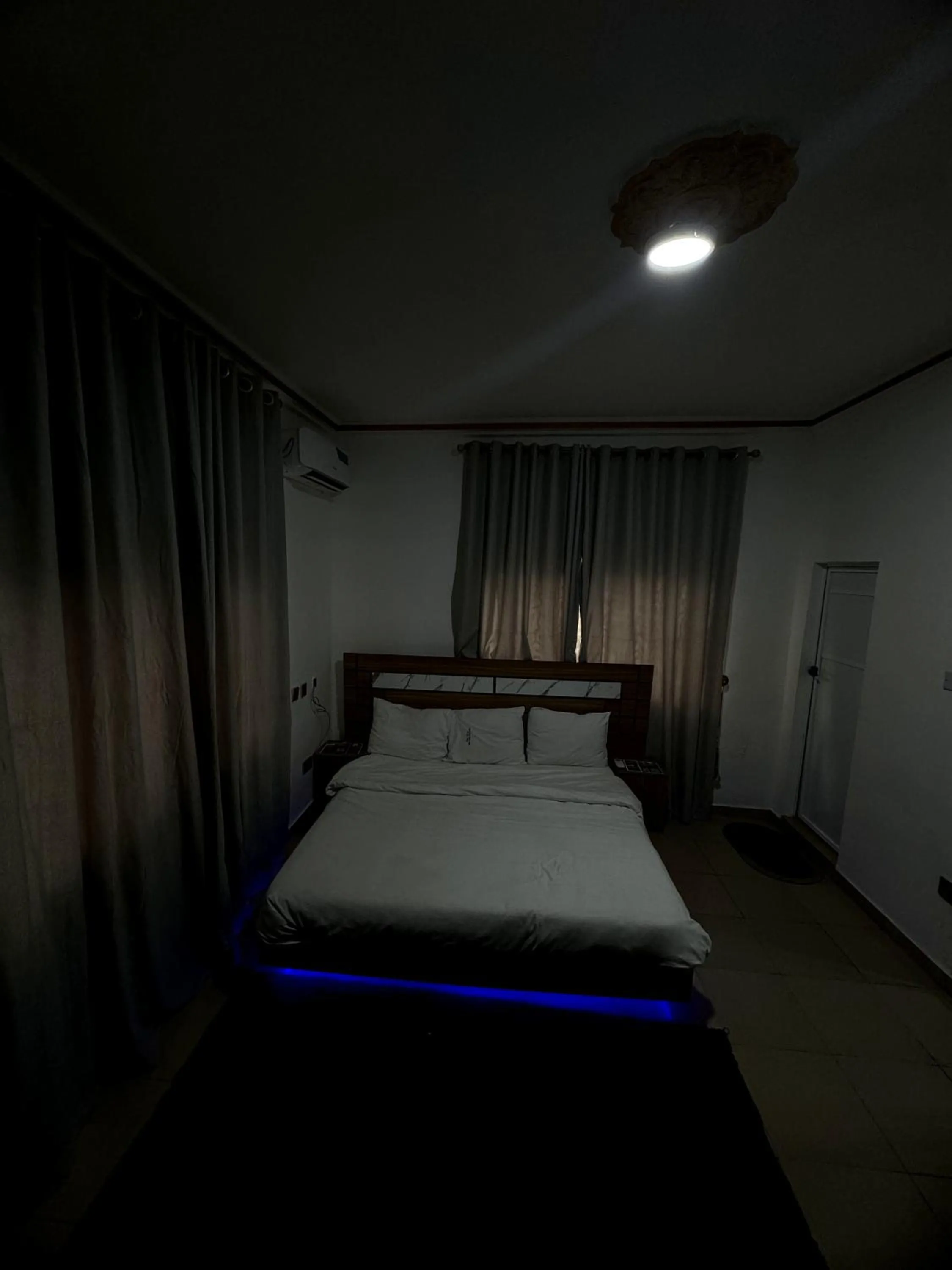 Bed in DEE OS' Hotel