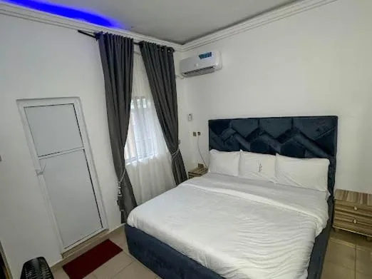 Bed in DEE OS' Hotel