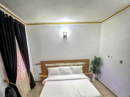 Bed in DEE OS' Hotel