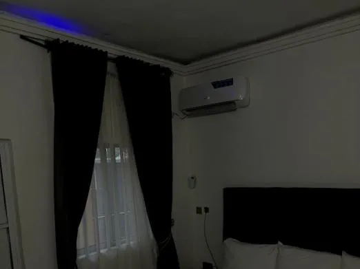 DEE OS' Hotel