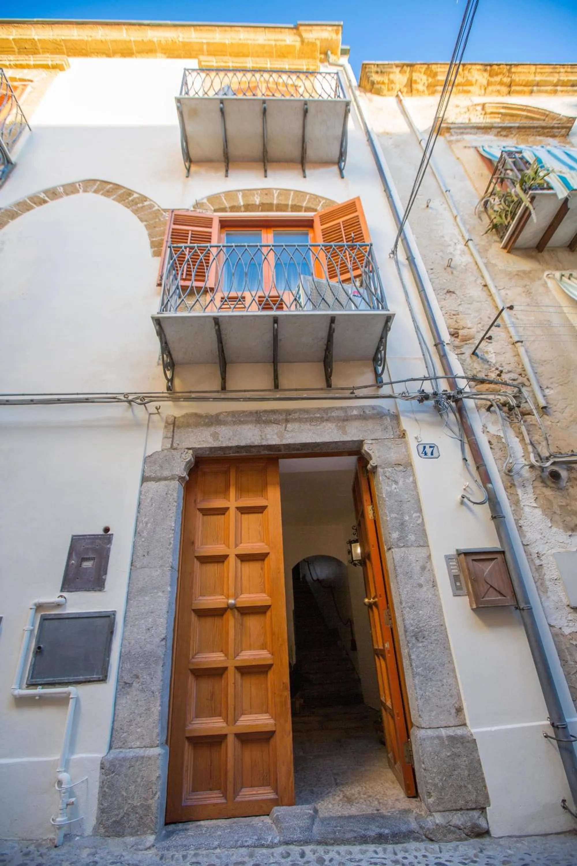 Facade/entrance in Palazzo Raho