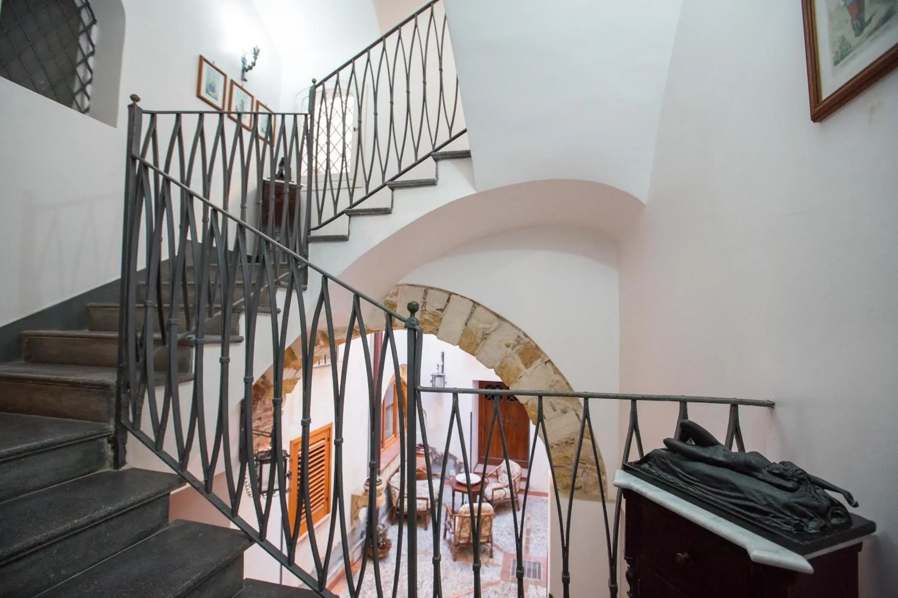 Property building in Palazzo Raho Property building in Palazzo Raho