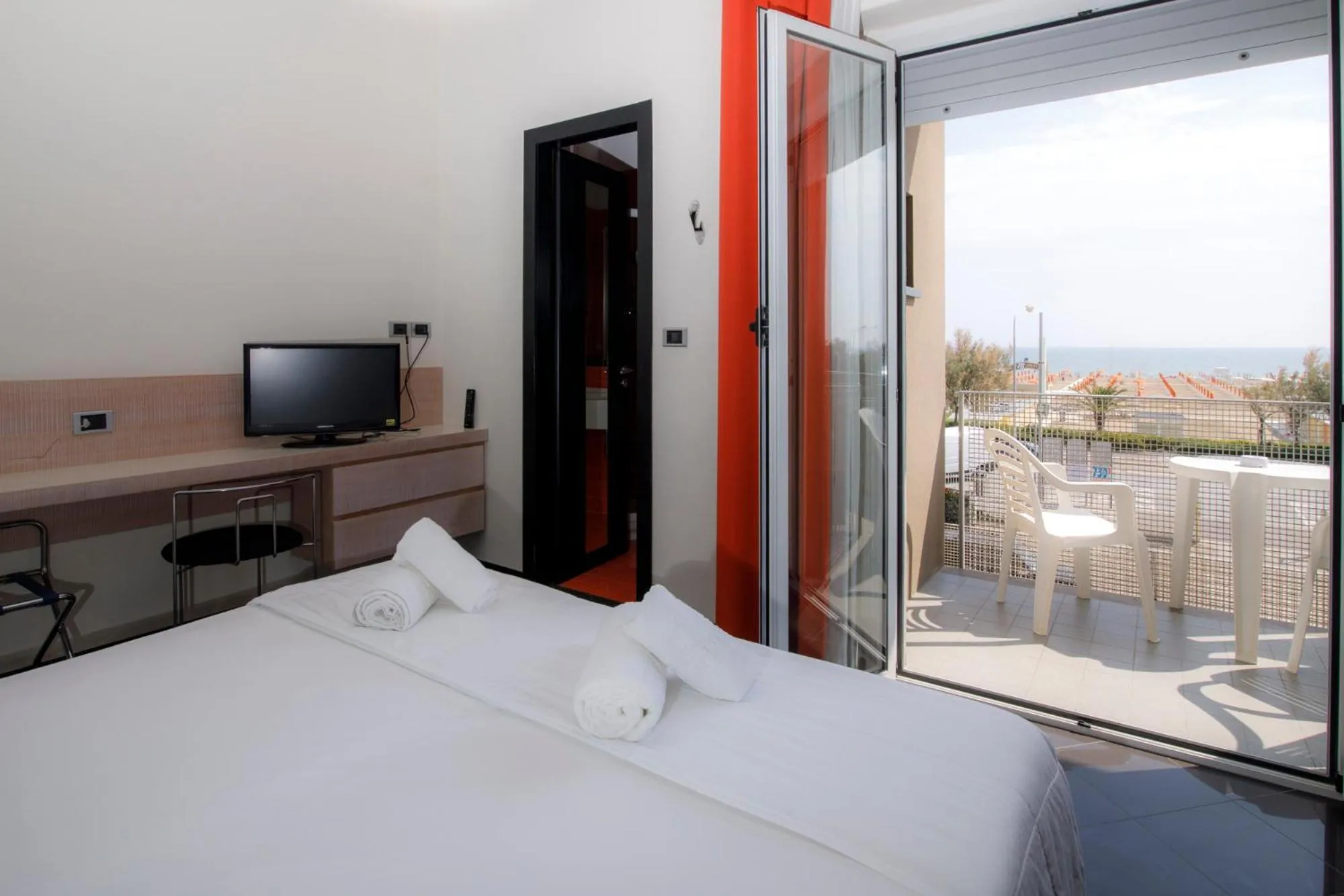 View (from property/room), Bed in Hotel Derby