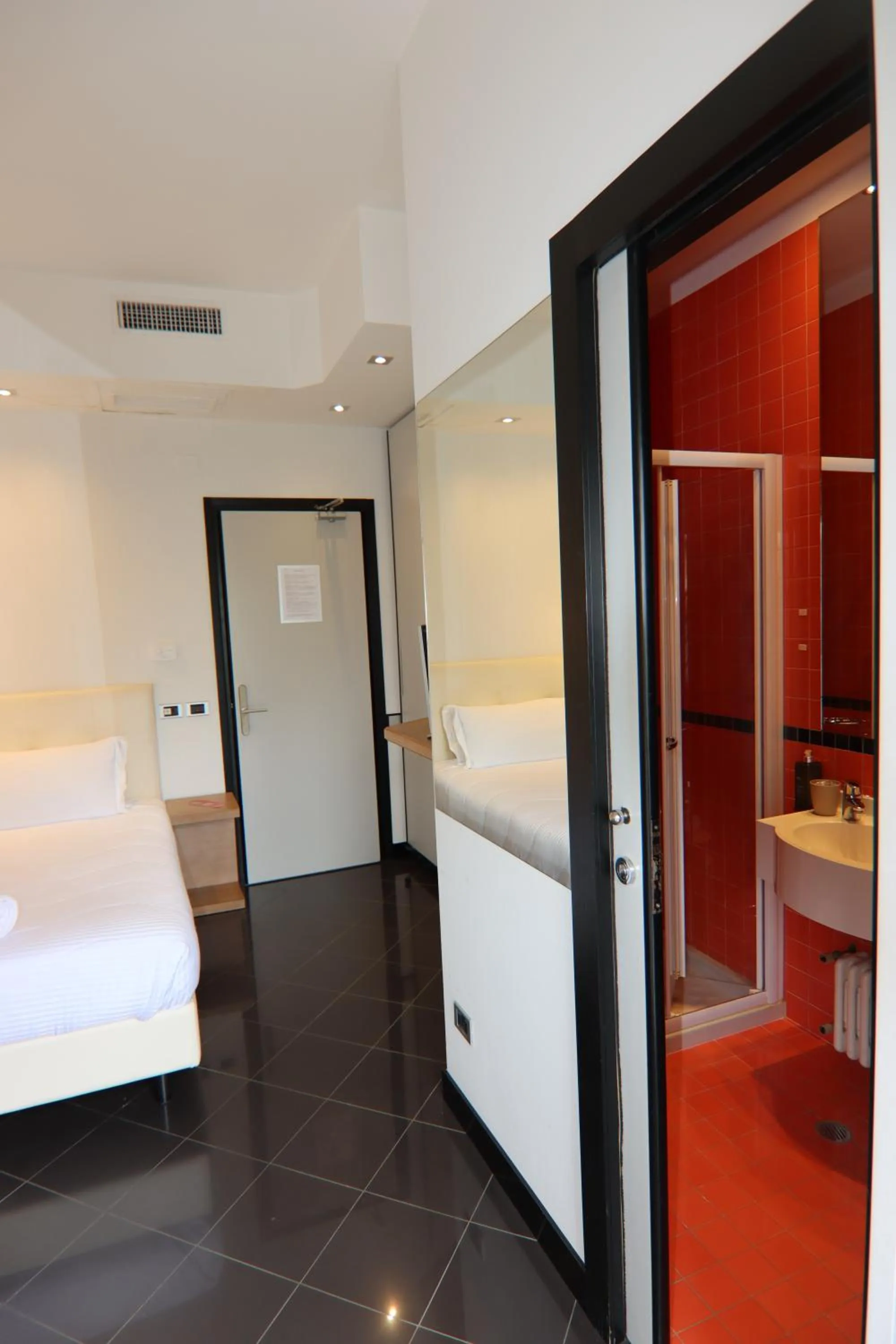 Photo of the whole room, Bed in Hotel Derby