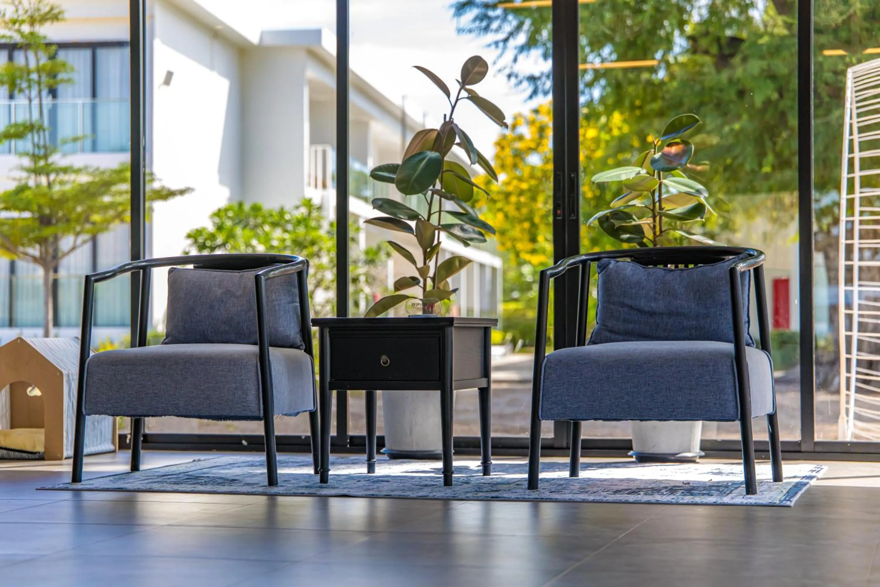 Communal lounge/ TV room in BJ & Radisson Sea View Hotel