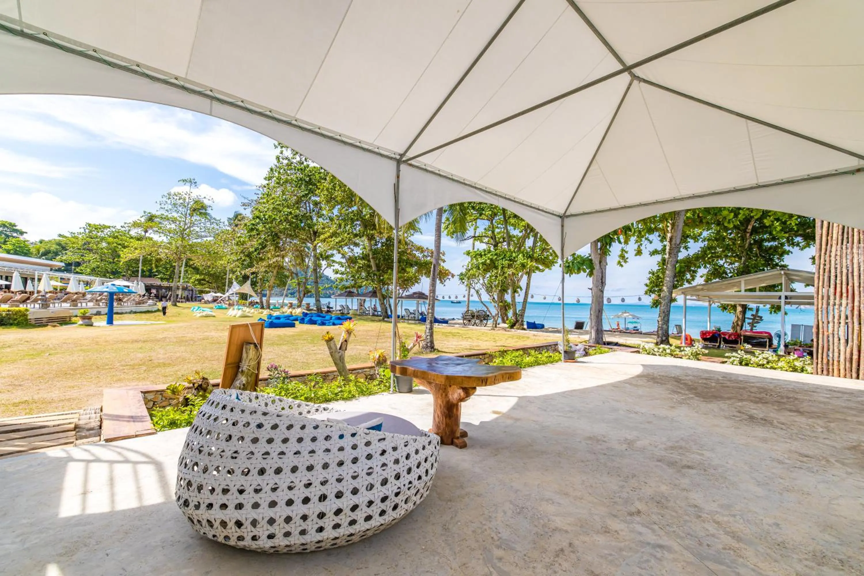 Communal lounge/ TV room in BJ & Radisson Sea View Hotel