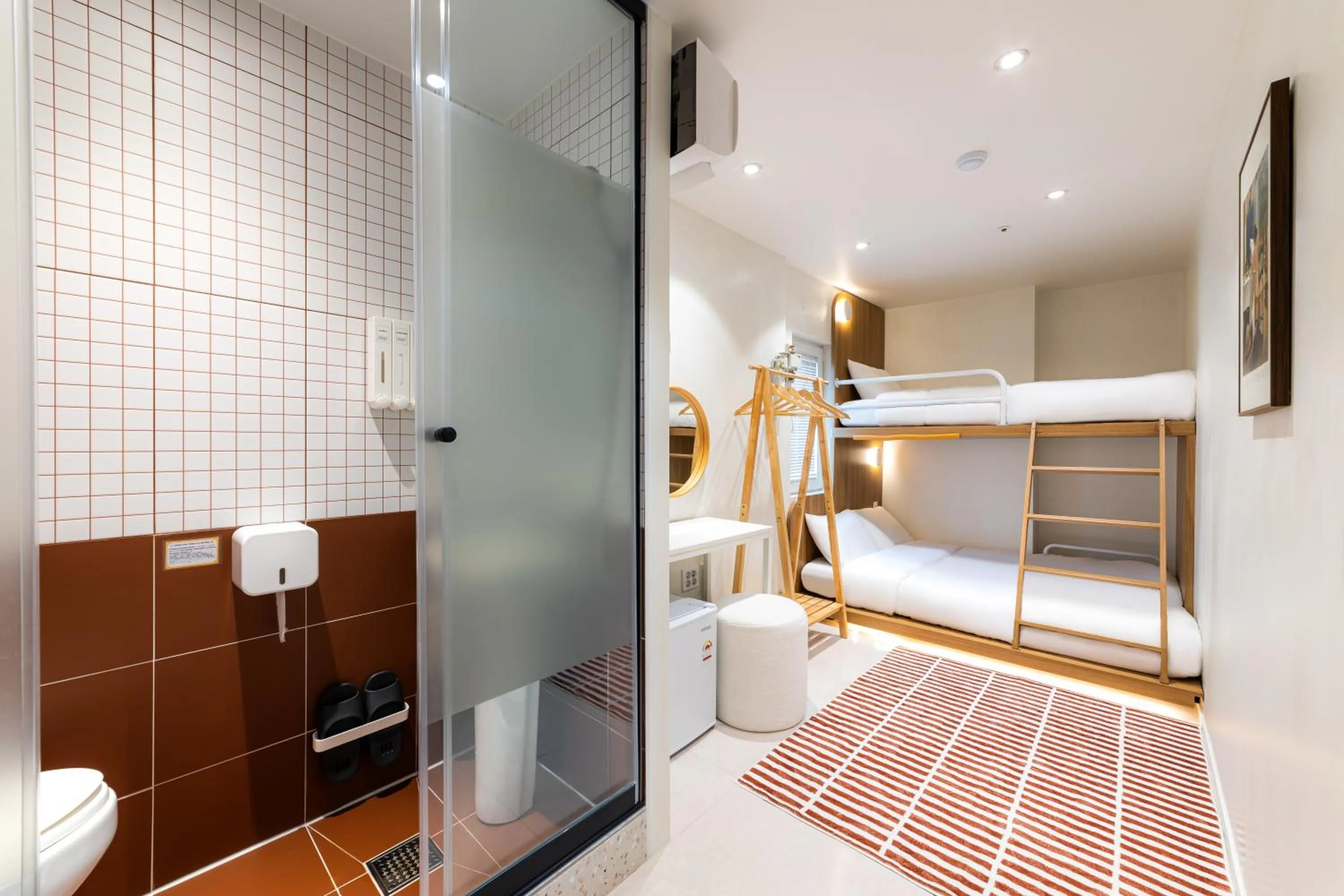 Toilet, Bed in Slowon Hongdae