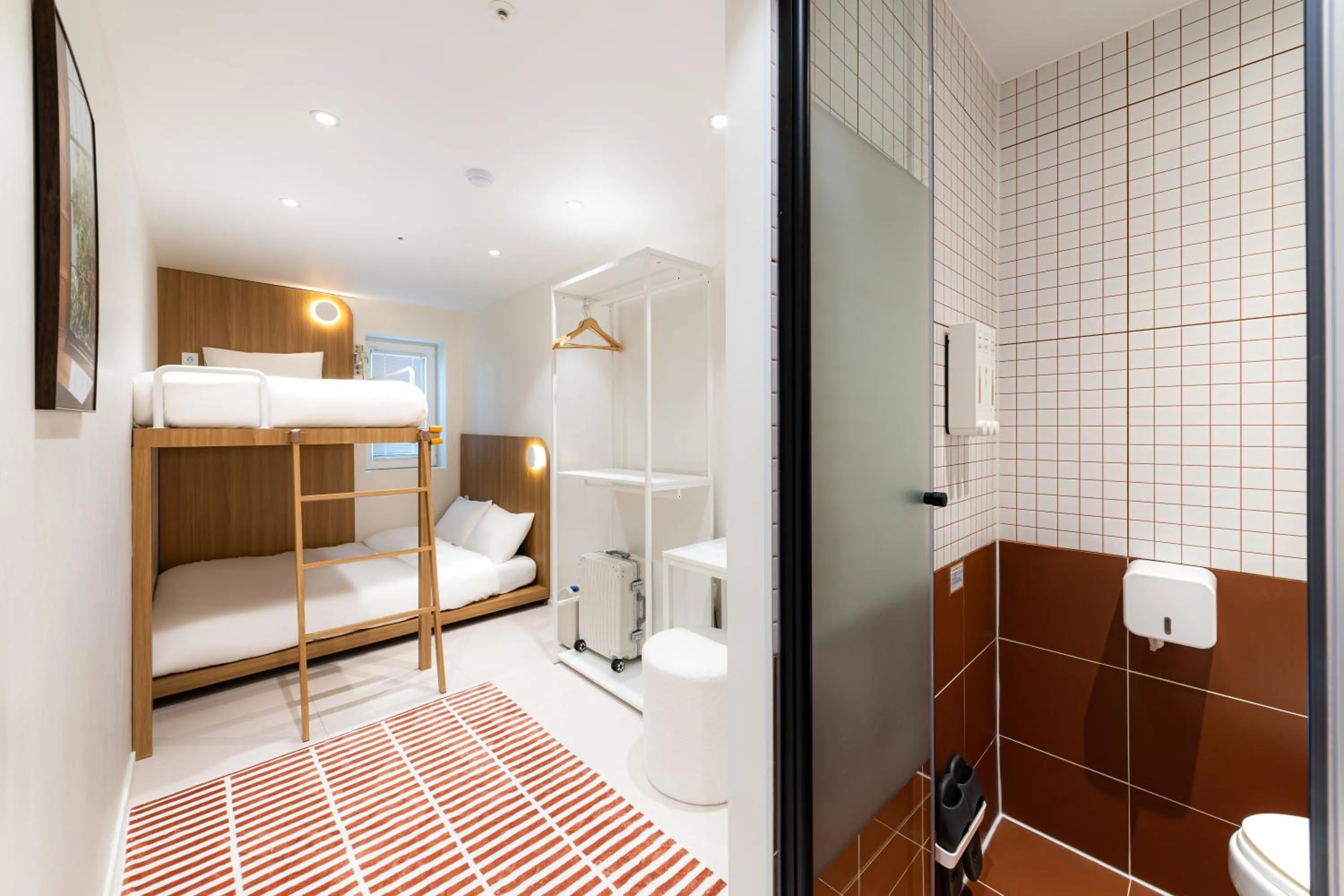 Toilet, Bed in Slowon Hongdae