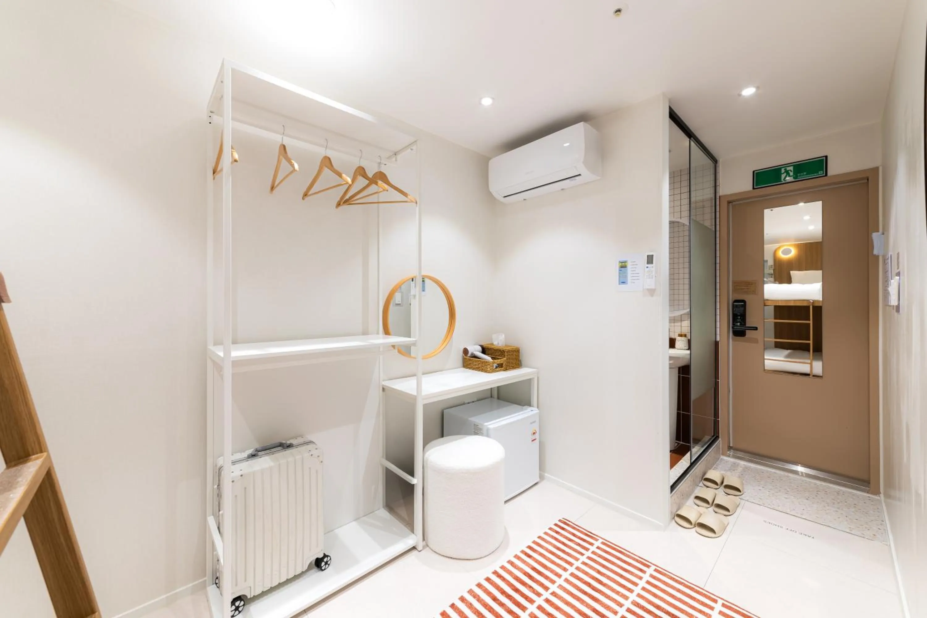 Photo of the whole room in Slowon Hongdae