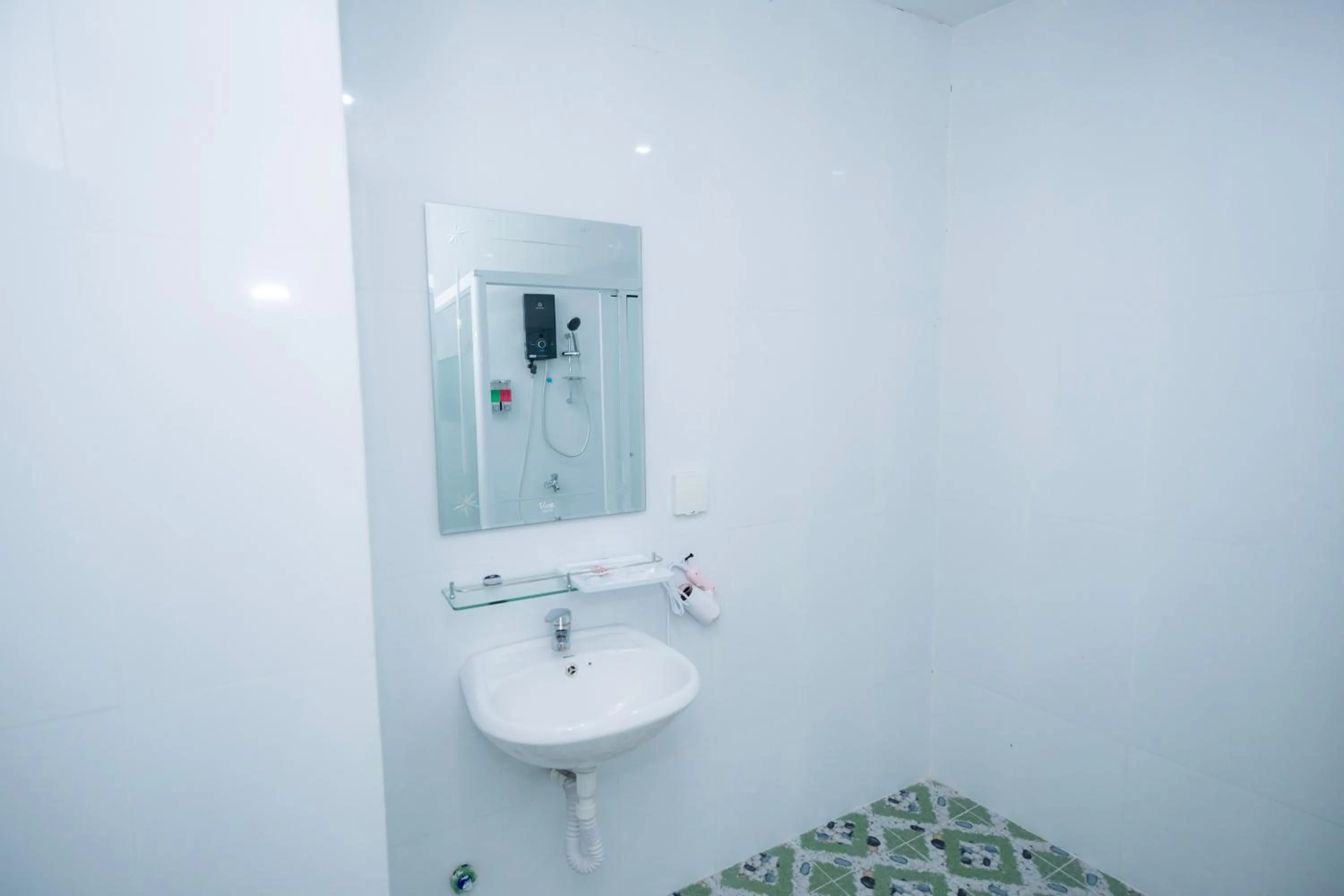 Shower in Bona Hotel