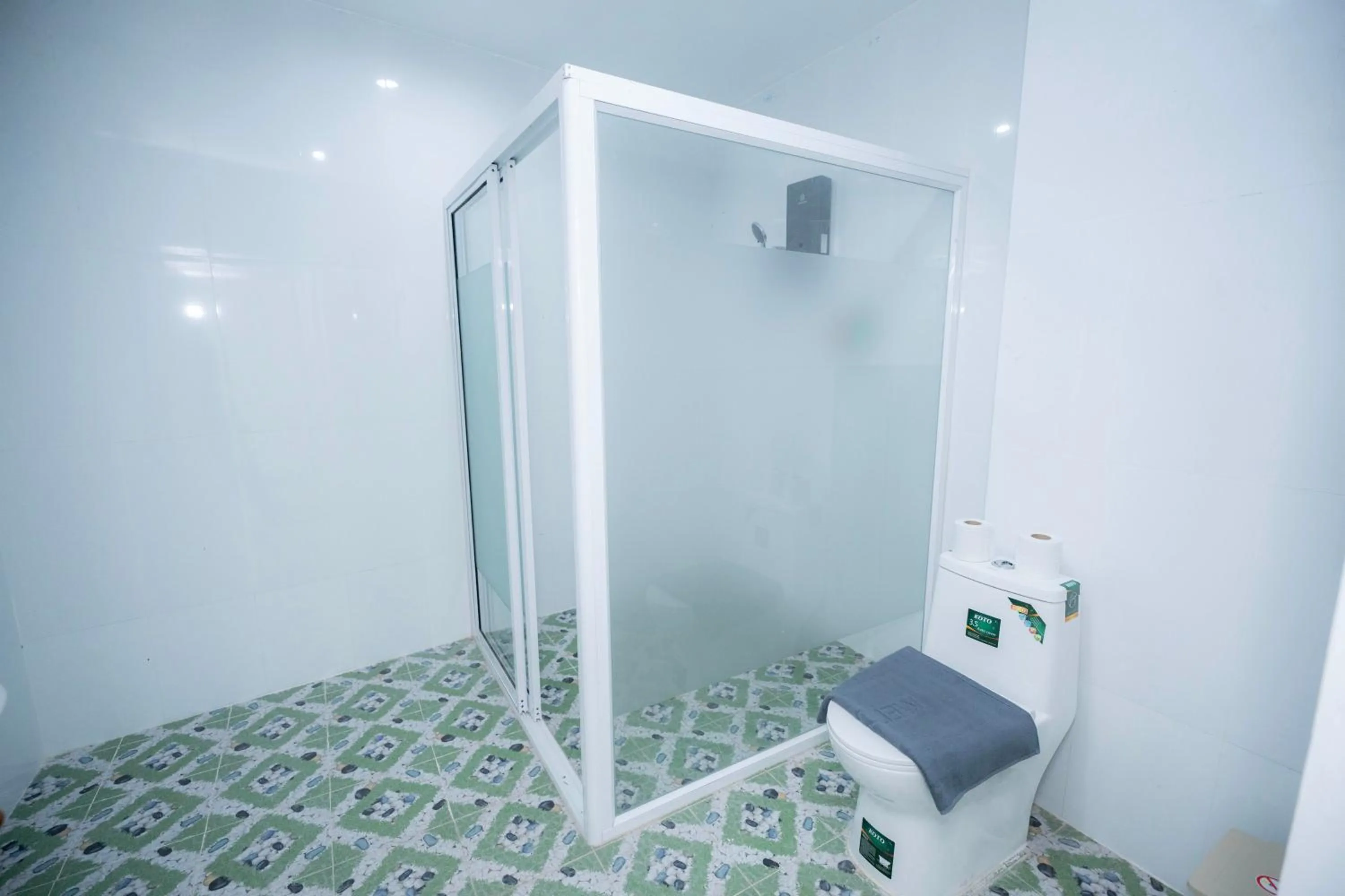 Shower in Bona Hotel