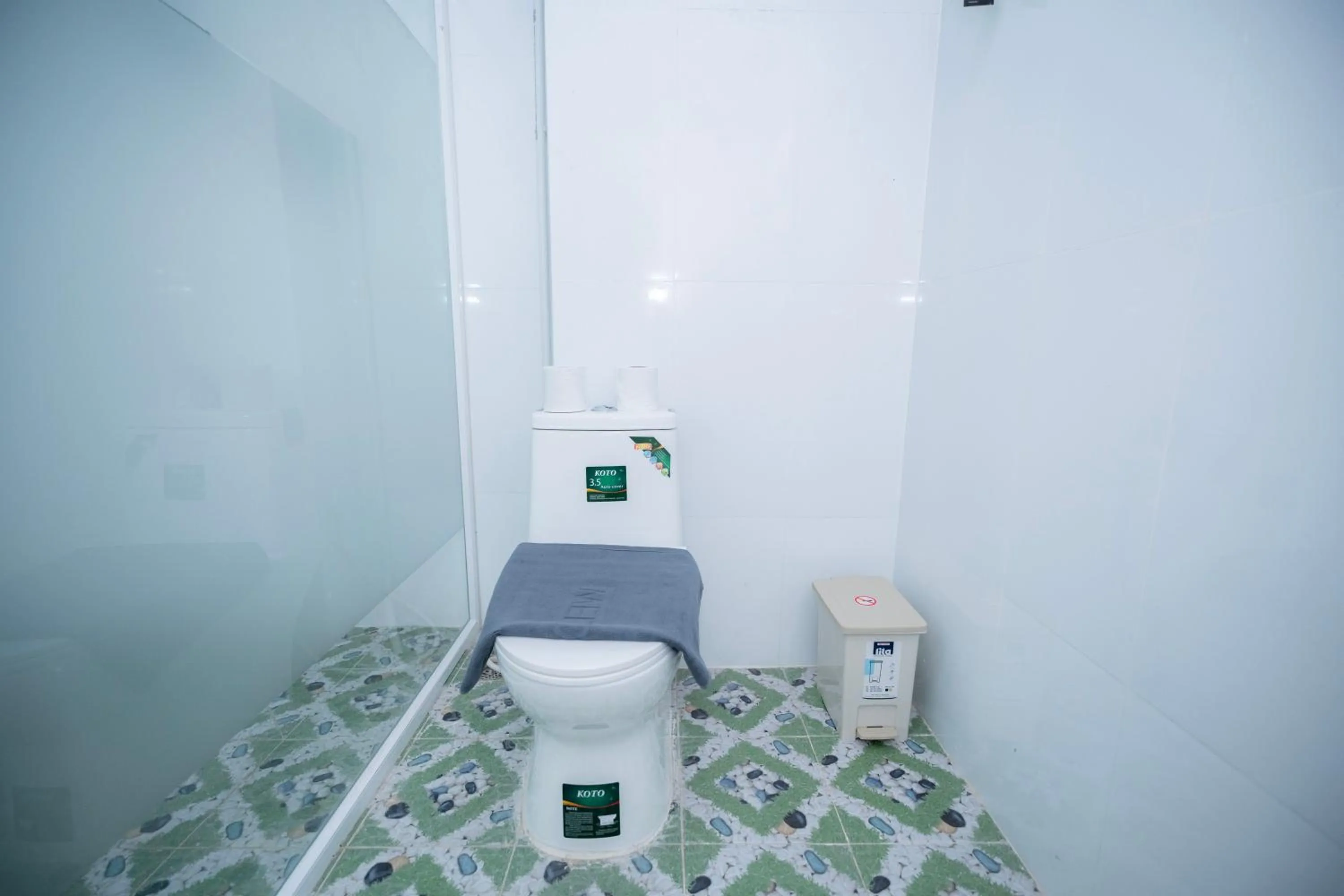 Toilet in Bona Hotel