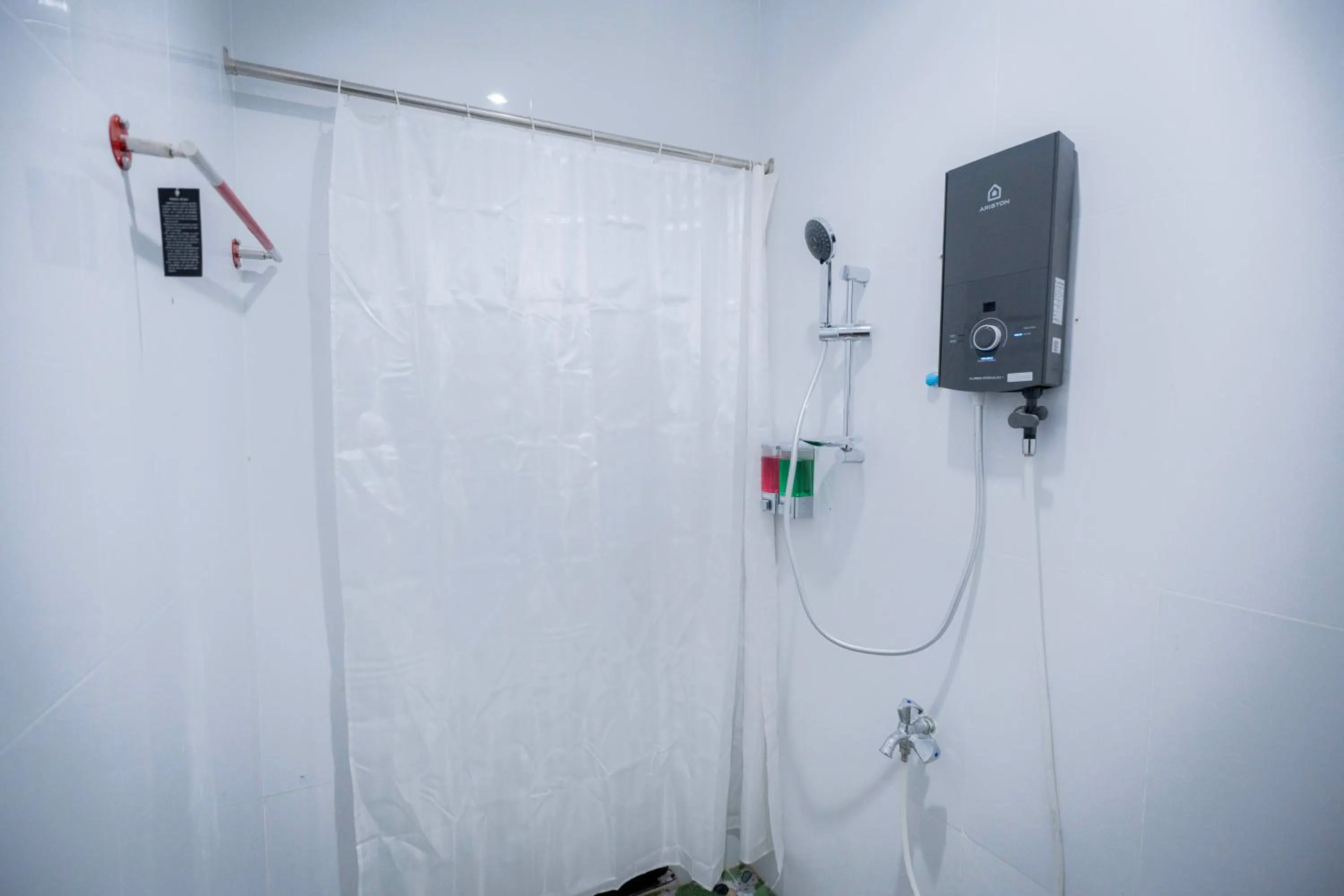 Shower in Bona Hotel