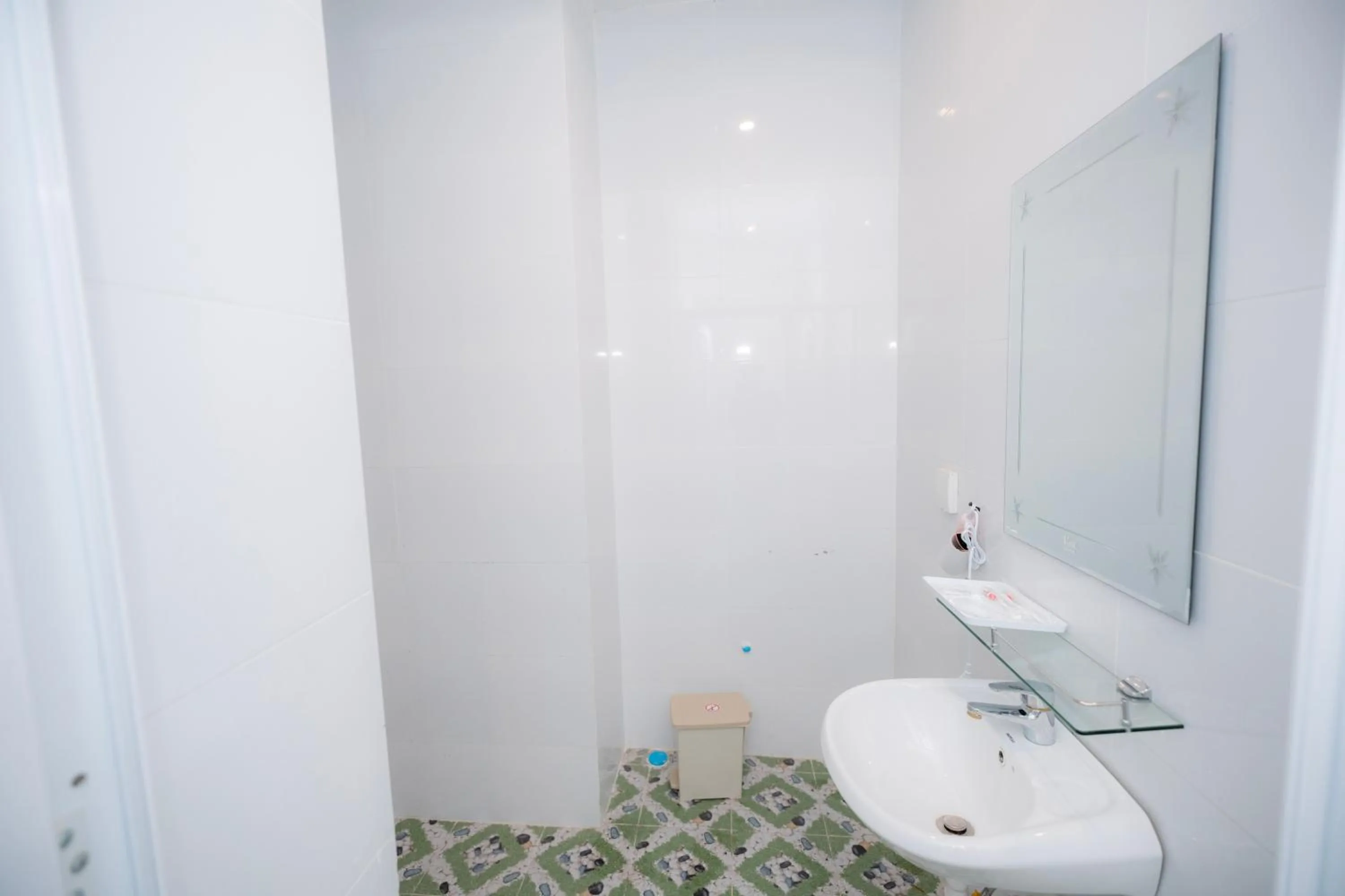 Shower in Bona Hotel