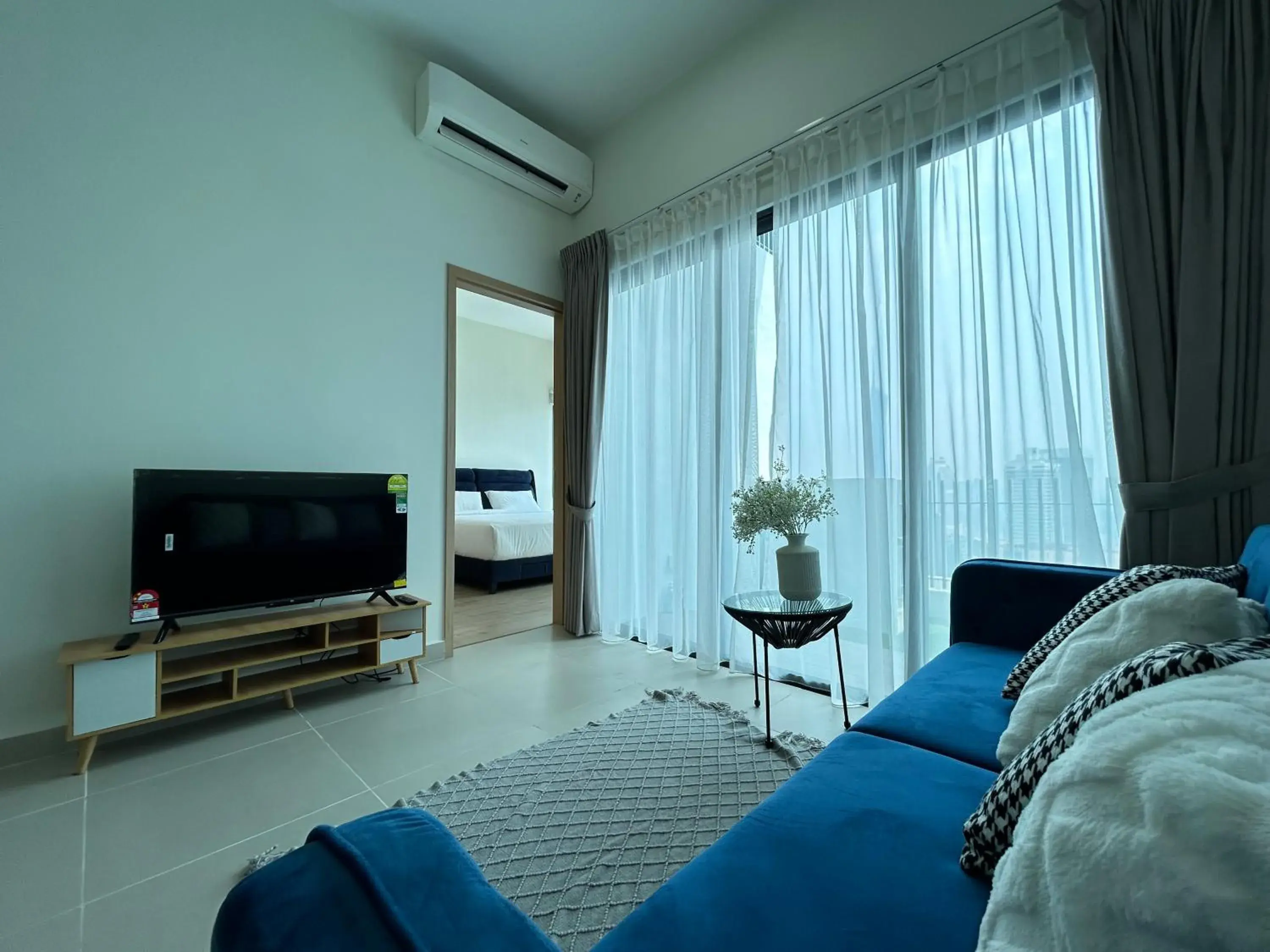 One-Bedroom Apartment with Balcony in The Luxe by Infinitum Suites One-Bedroom Apartment with Balcony in The Luxe by Infinitum Suites