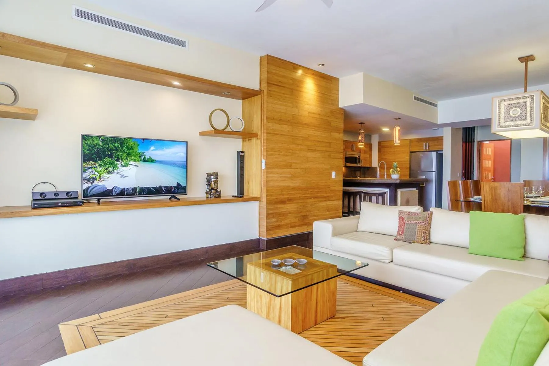 Communal lounge/ TV room in Aldea Thai by Stella Rentals