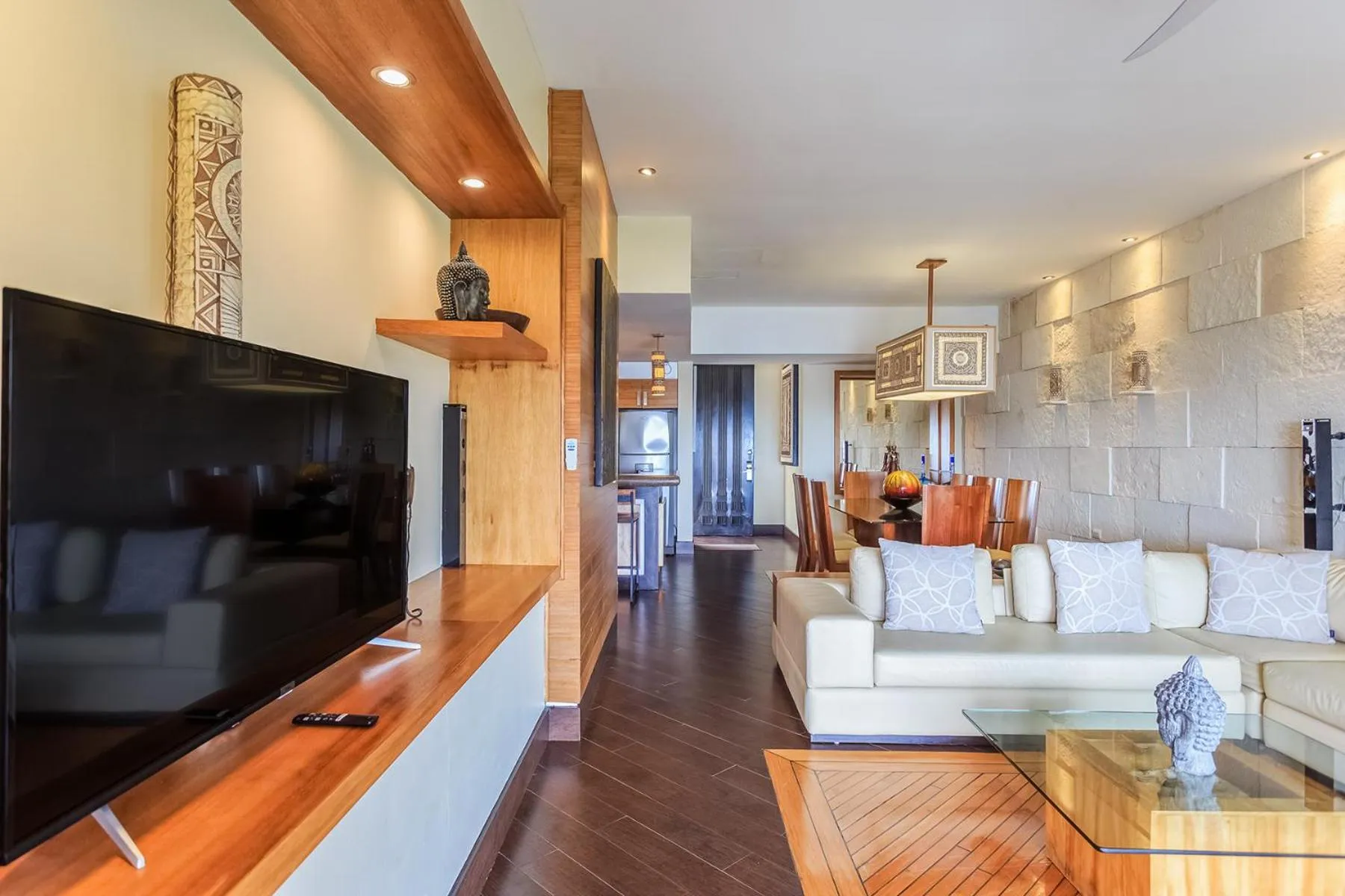 Communal lounge/ TV room in Aldea Thai by Stella Rentals