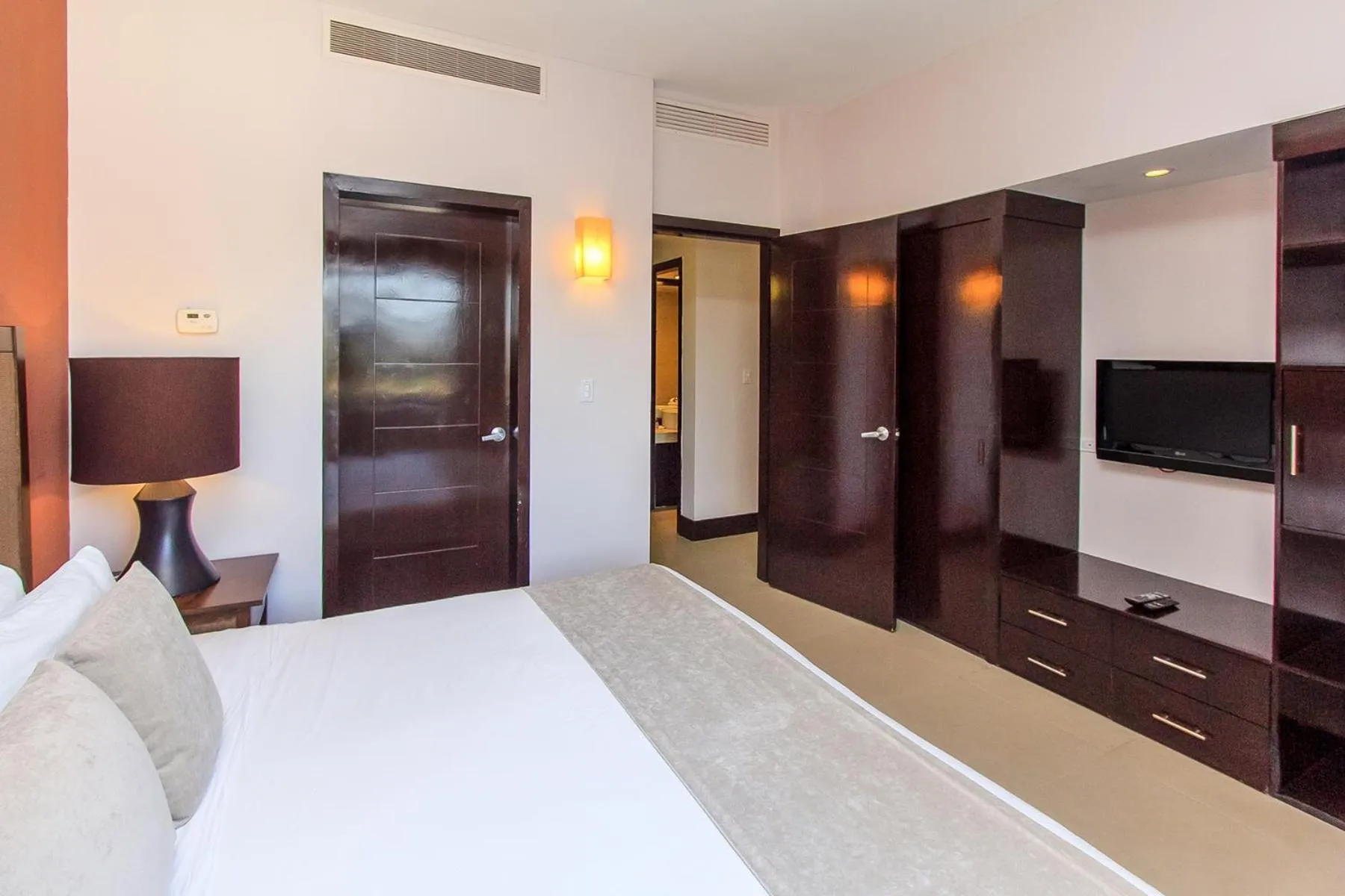 Communal lounge/ TV room, Bed in Aldea Thai by Stella Rentals