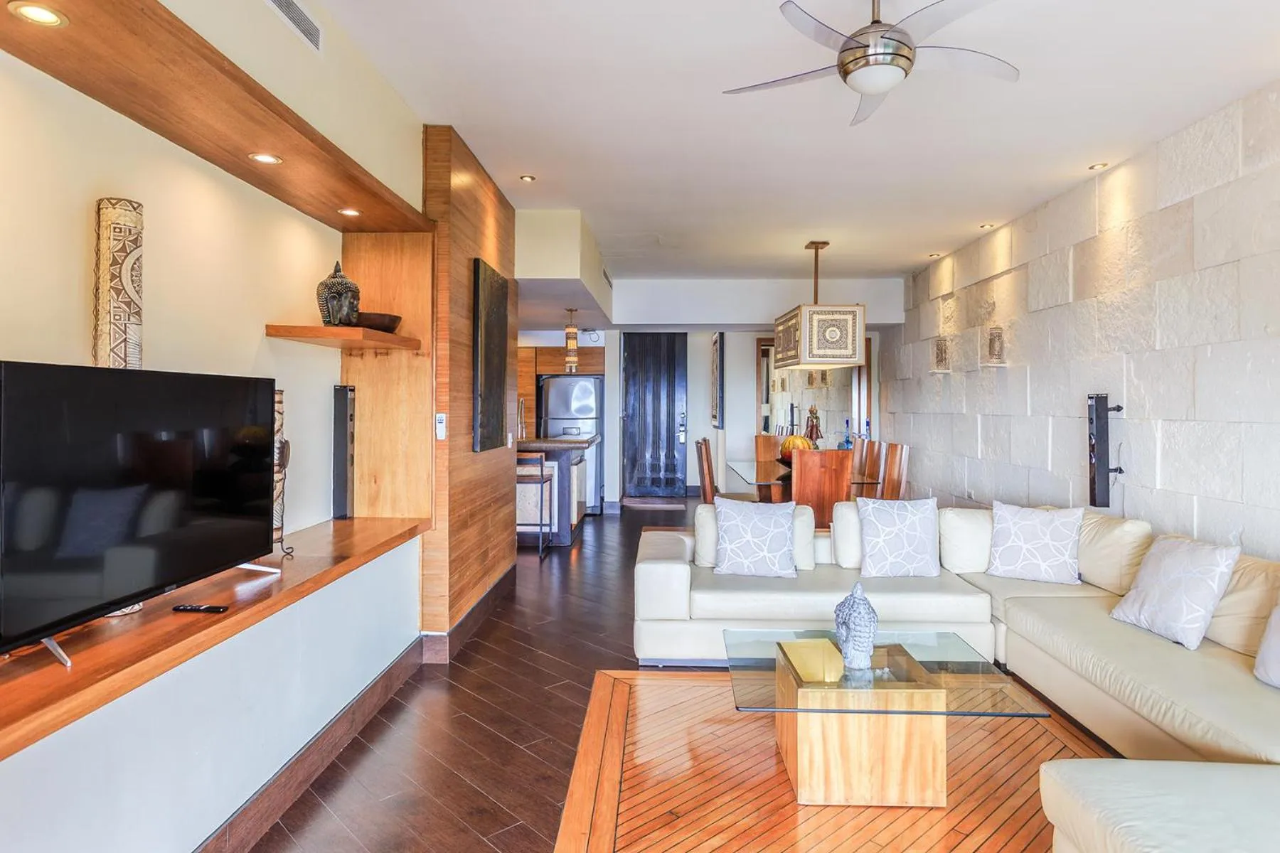 Communal lounge/ TV room in Aldea Thai by Stella Rentals