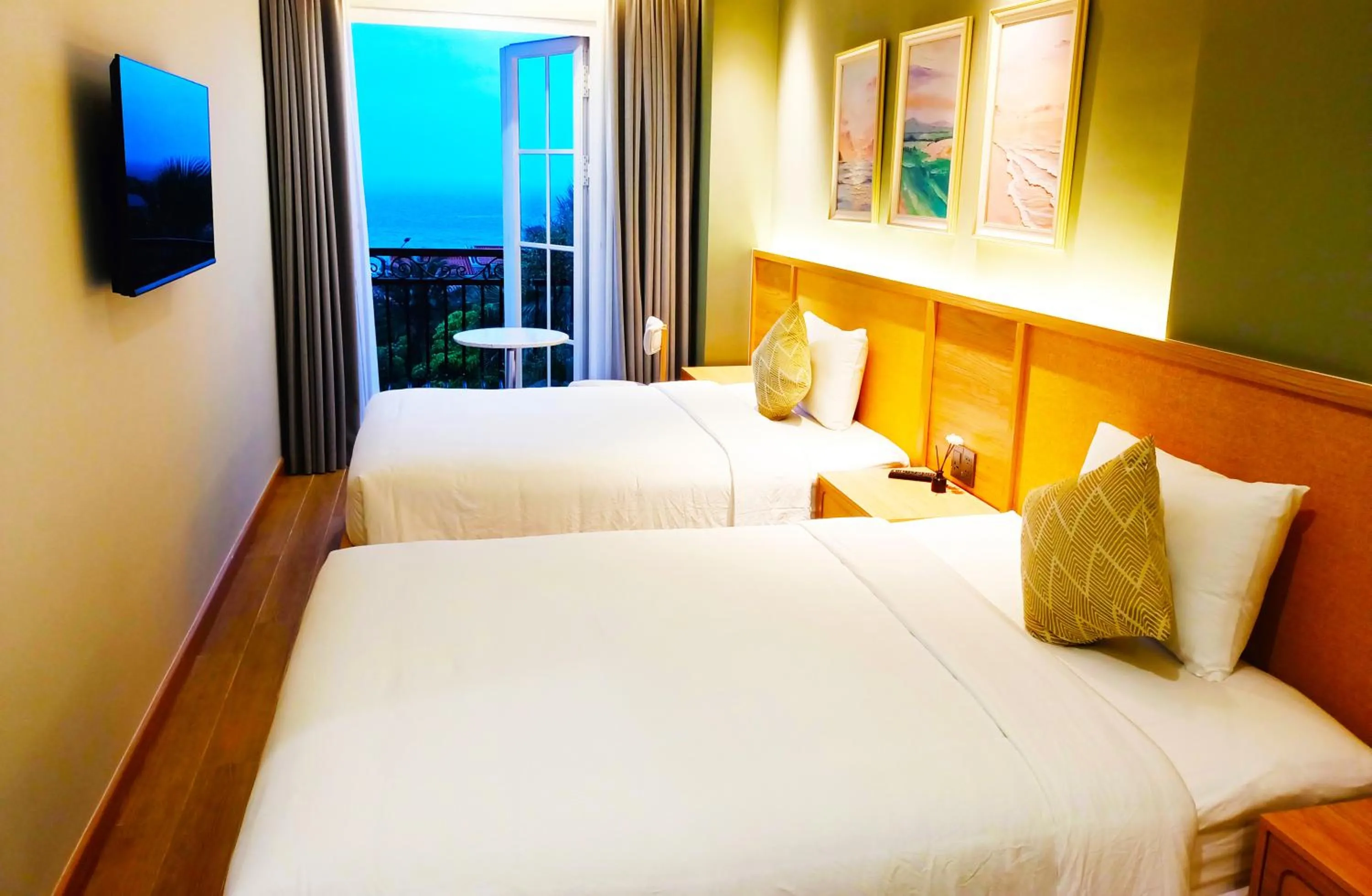 Deluxe Twin Room with Sea View in HD Hotel Sunset Town
