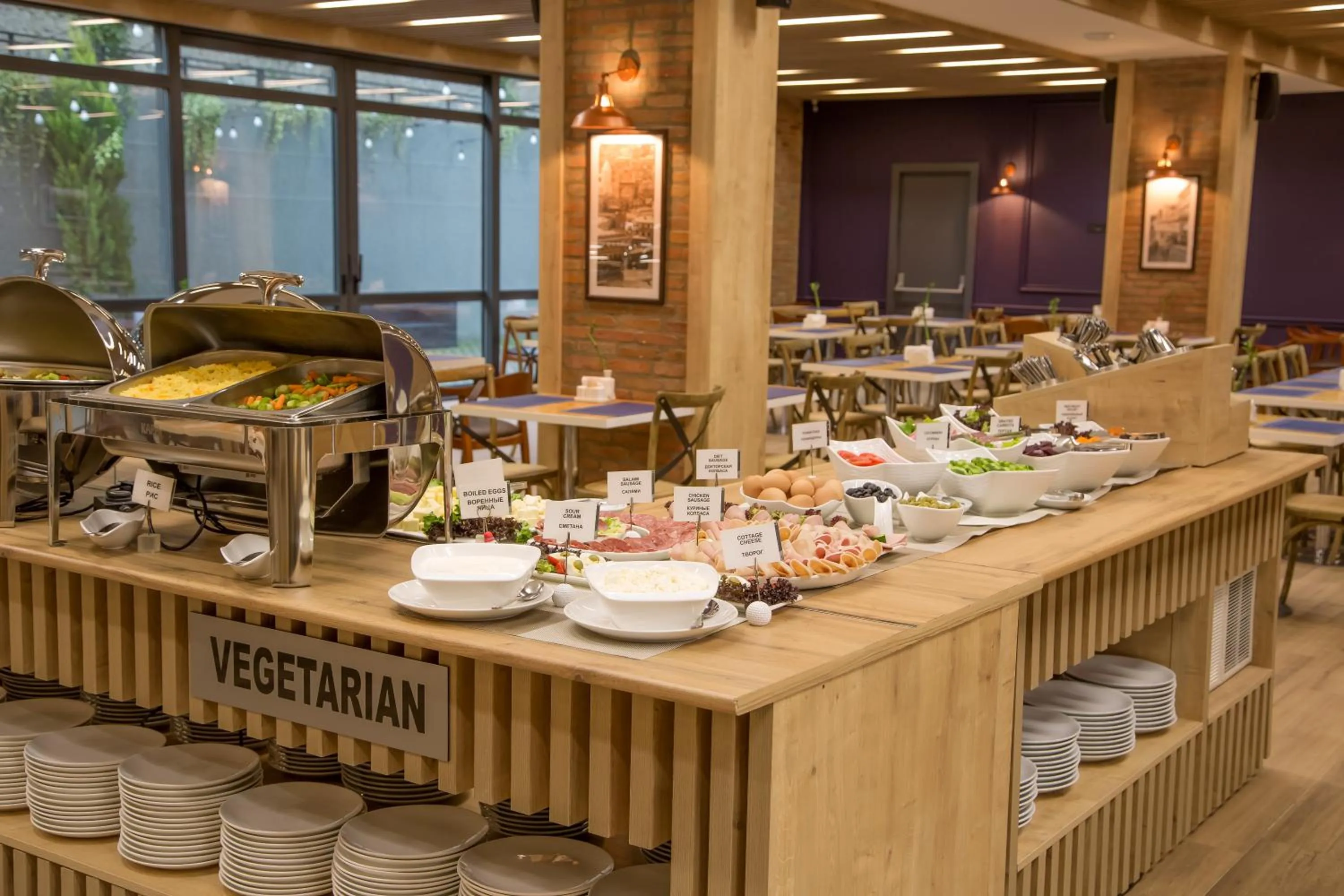 Restaurant/places to eat in Iveria Inn Hotel