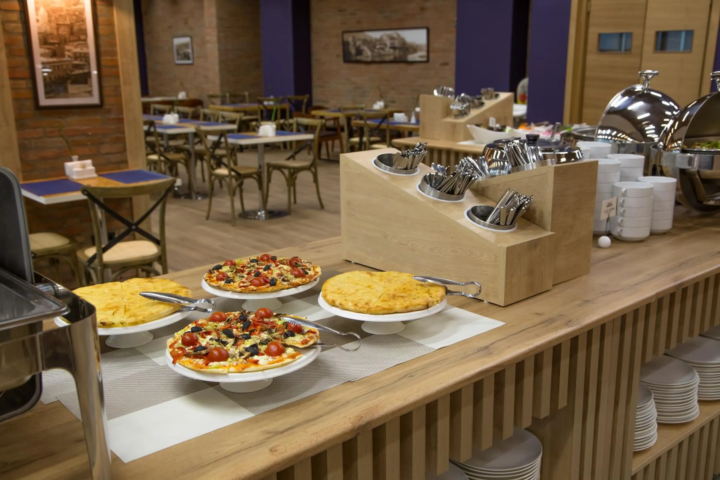 Restaurant/places to eat in Iveria Inn Hotel