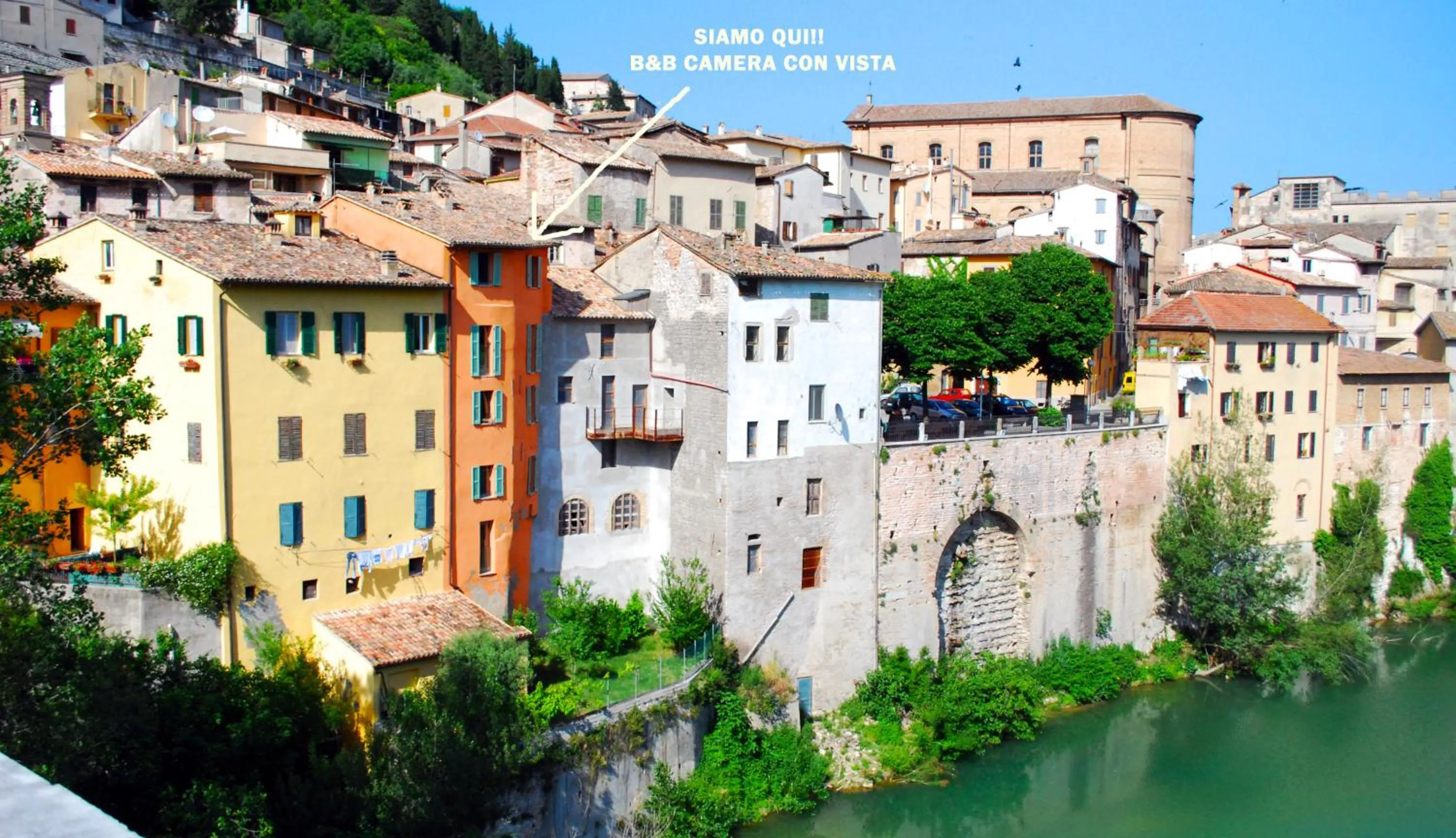 Property building in Camera con vista
