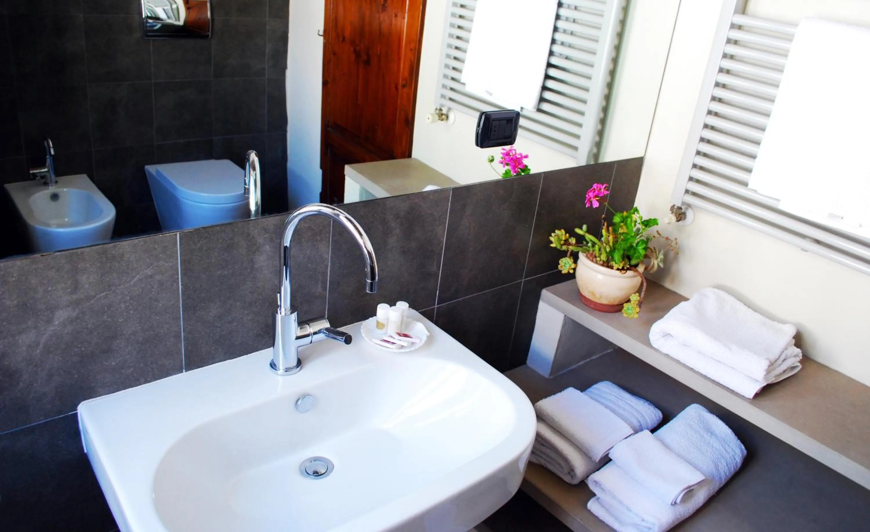 Bathroom in Camera con vista