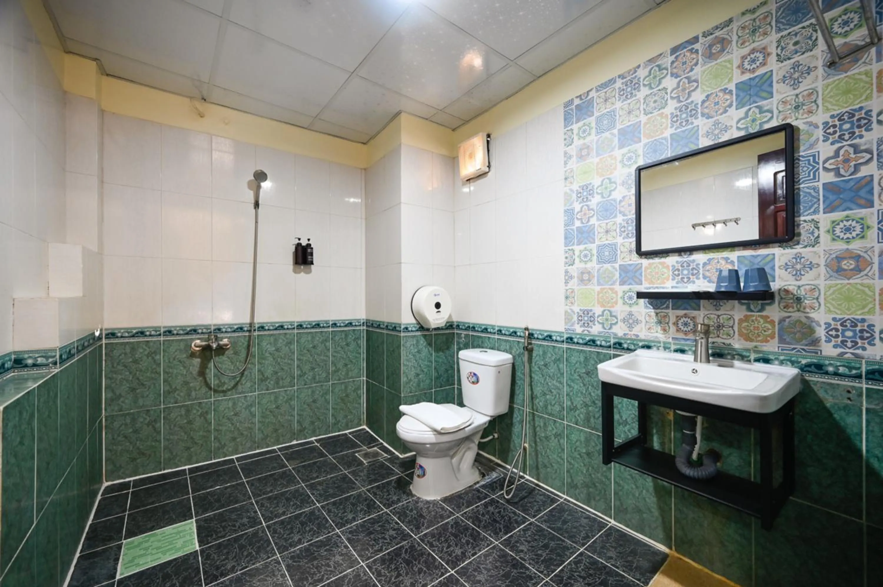 Shower in Rainbow Airport Hotel