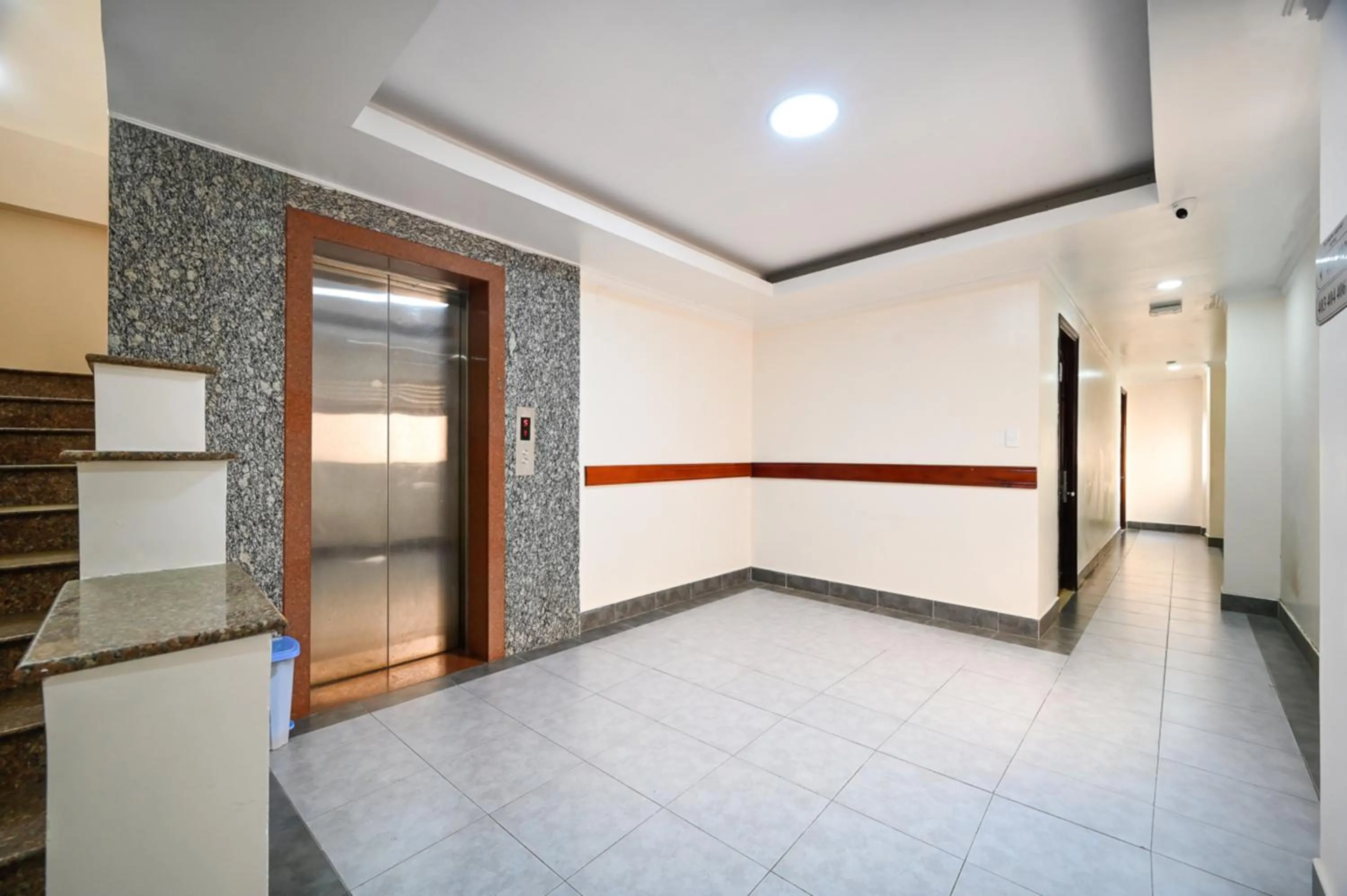 elevator in Rainbow Airport Hotel