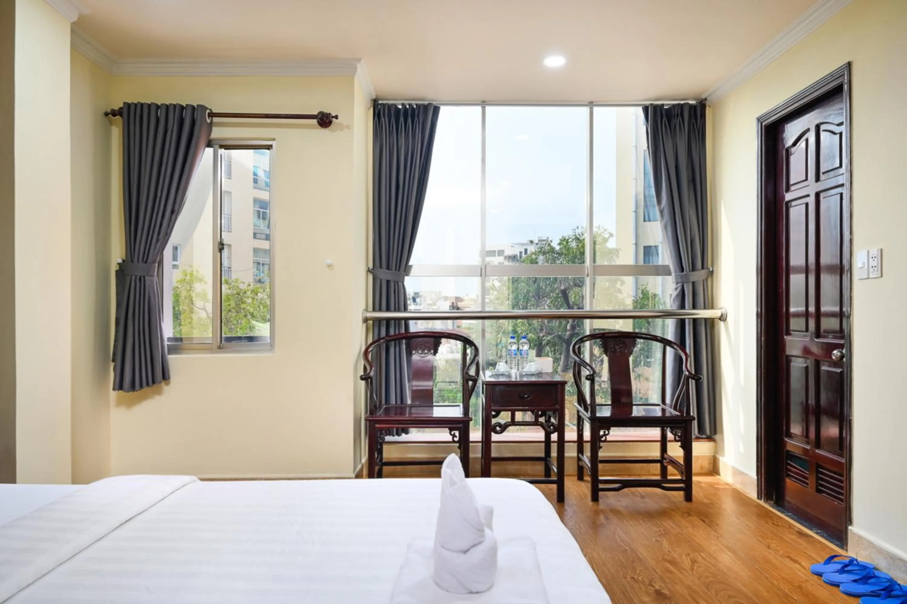 Photo of the whole room, Bed in Rainbow Airport Hotel
