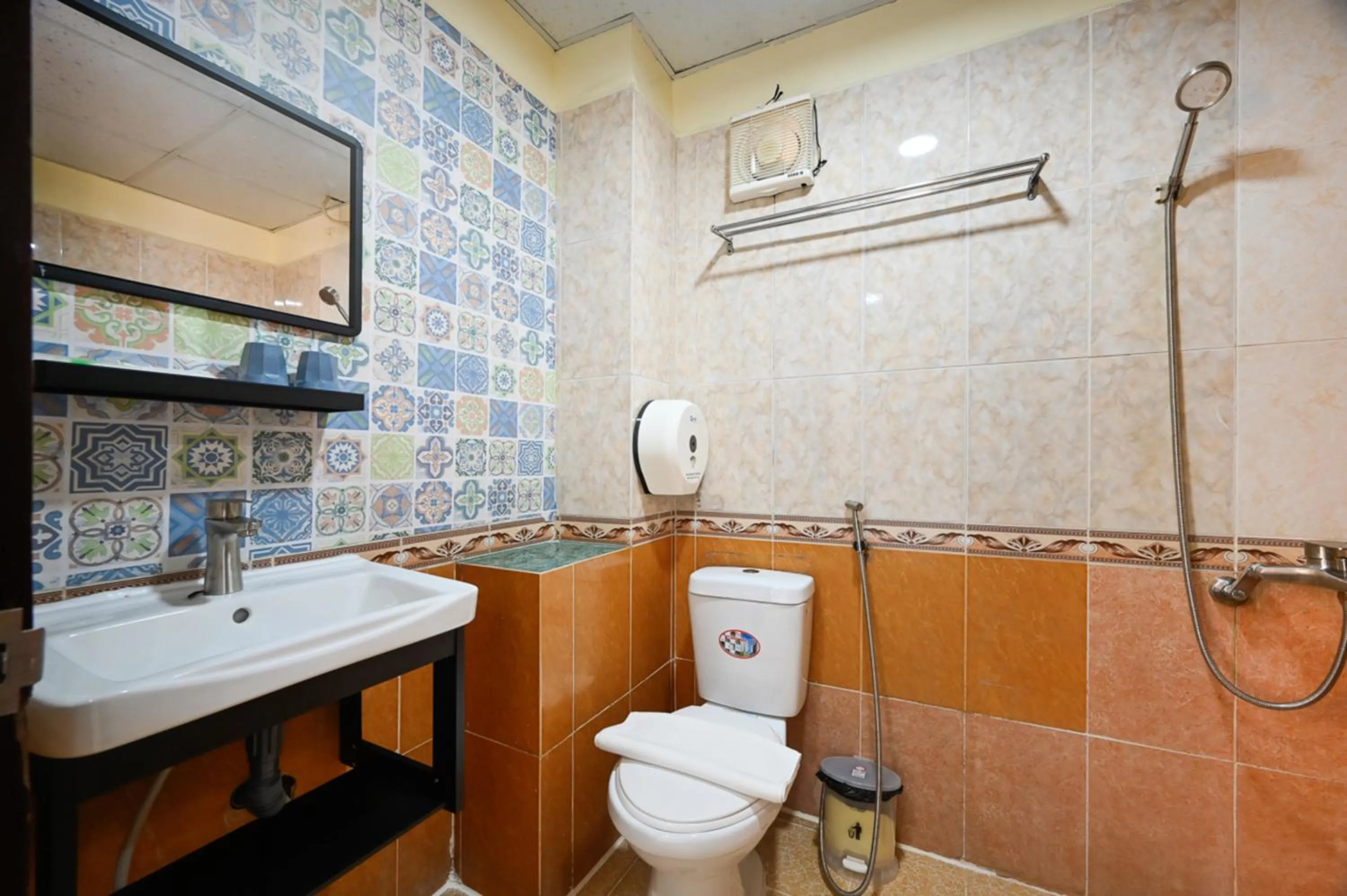 Shower in Rainbow Airport Hotel